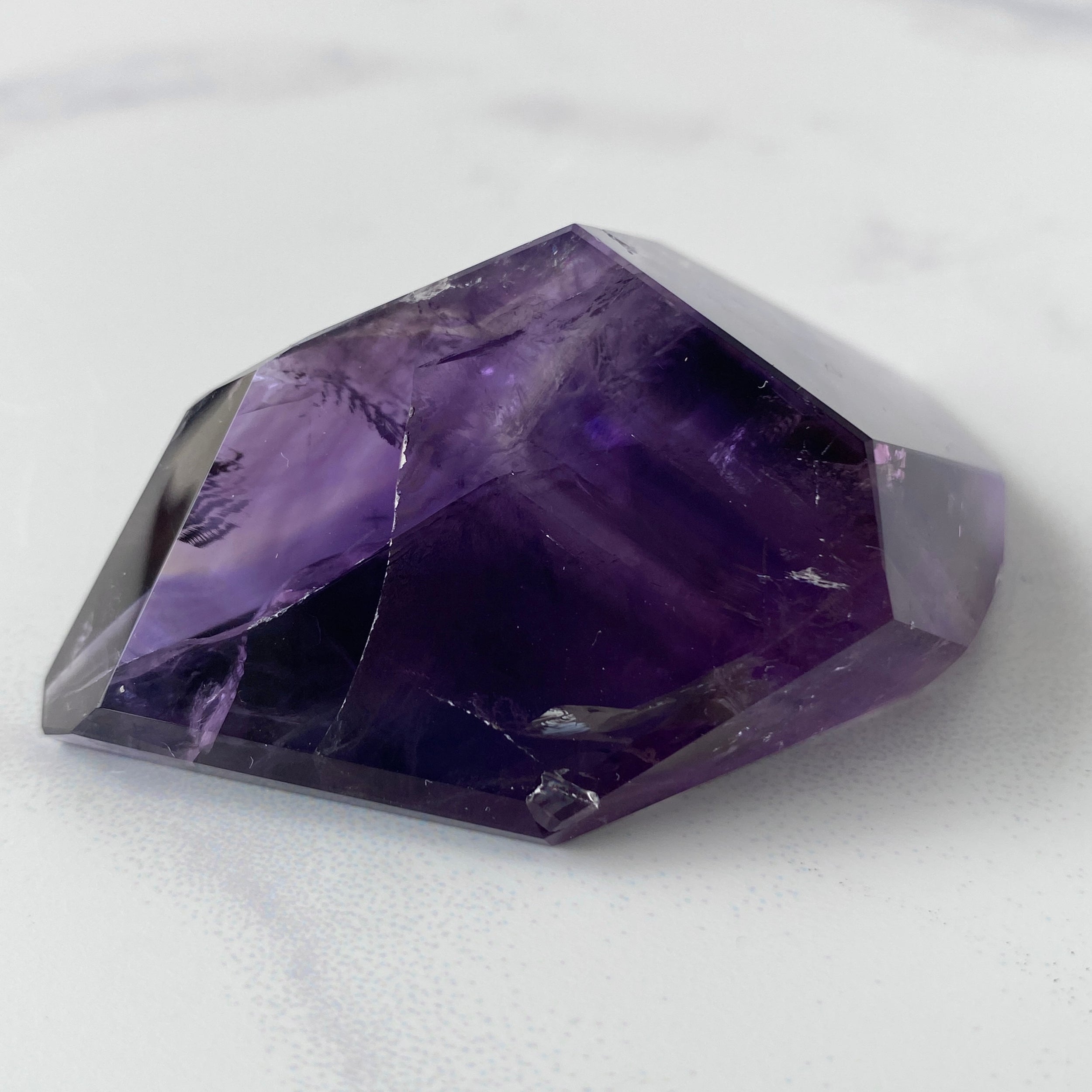 Amethyst Freiform in dunklem Lila