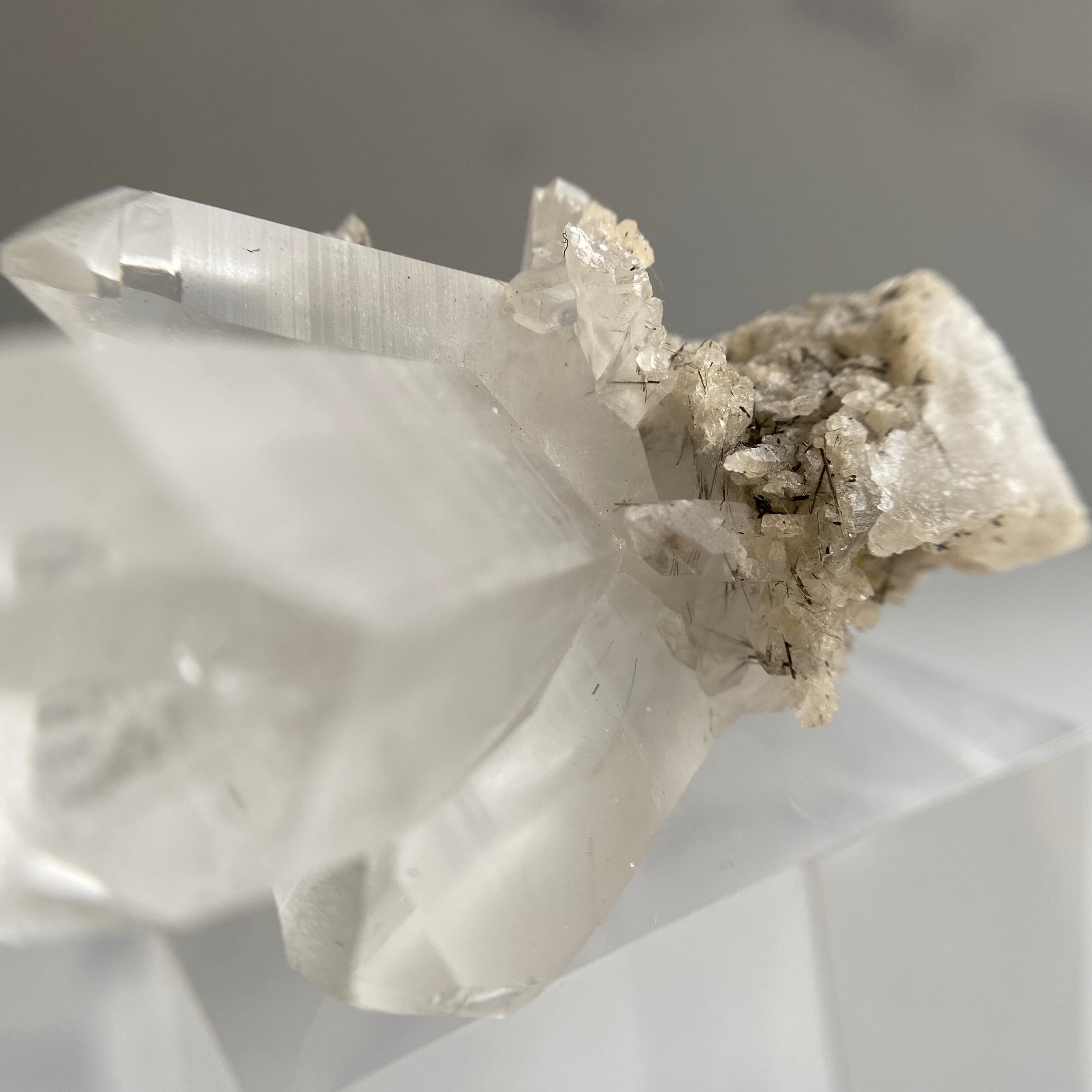 Quarzdruse mit schwarzem Rutil