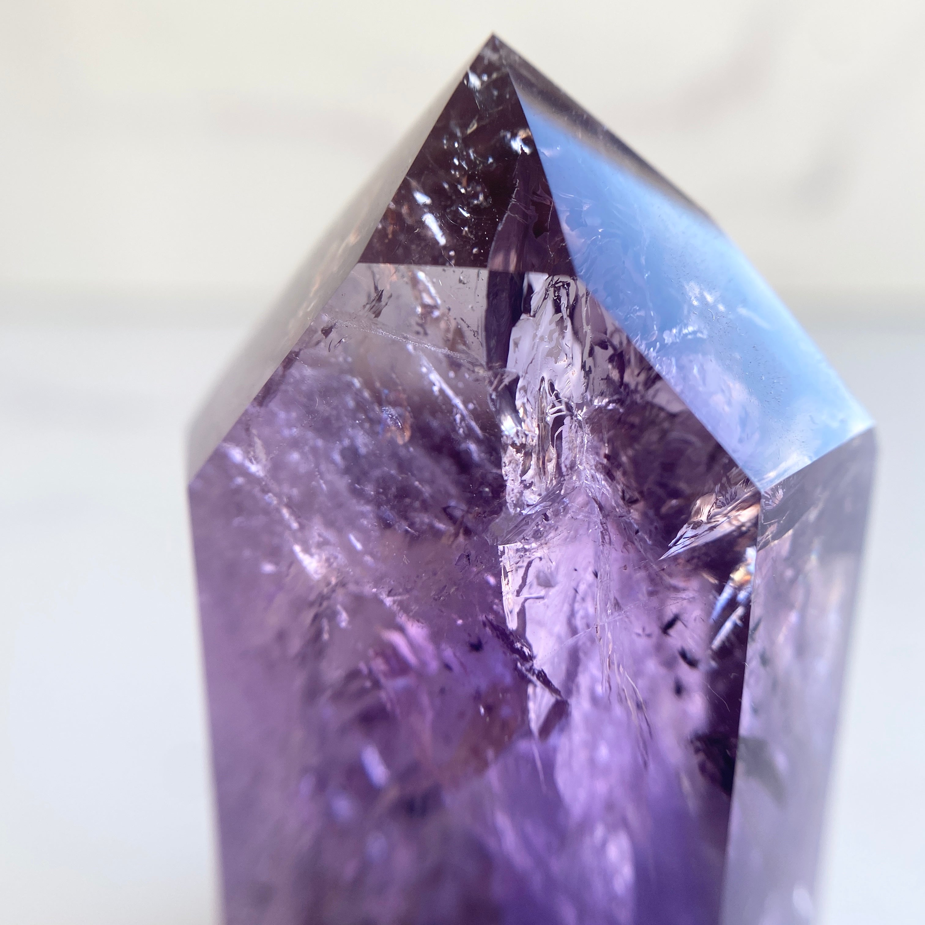 Klarer Amethyst Turm mit Hollanditeinschlüssen