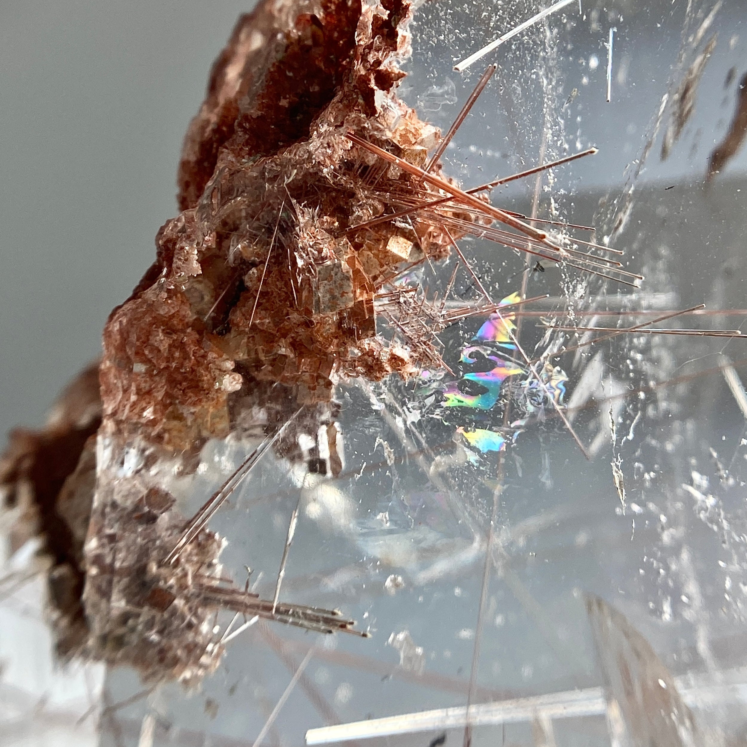Rutil in Bergkristall mit Calcit Einschlüssen