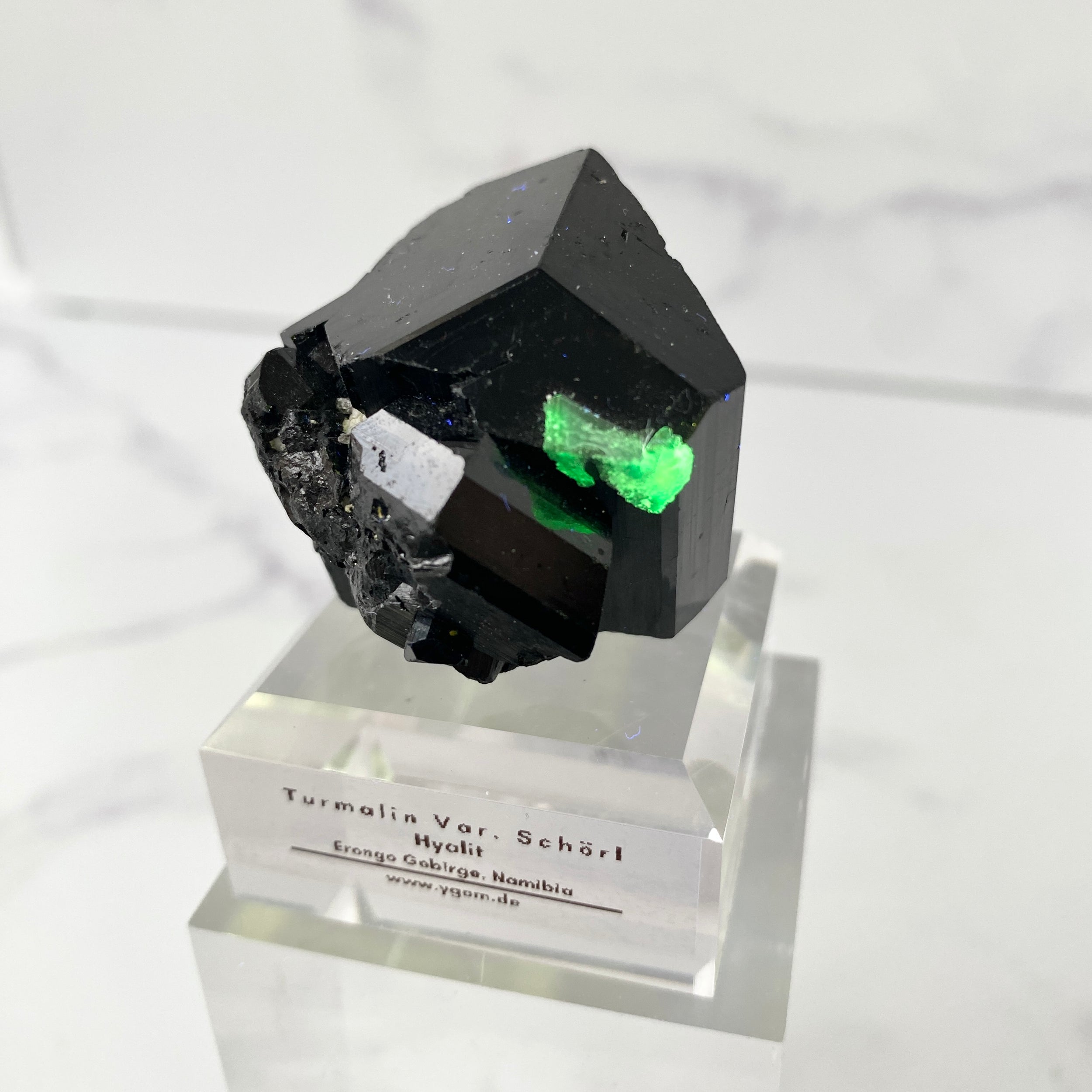 Turmalin (Schörl) mit Hyalit uv-reaktiv