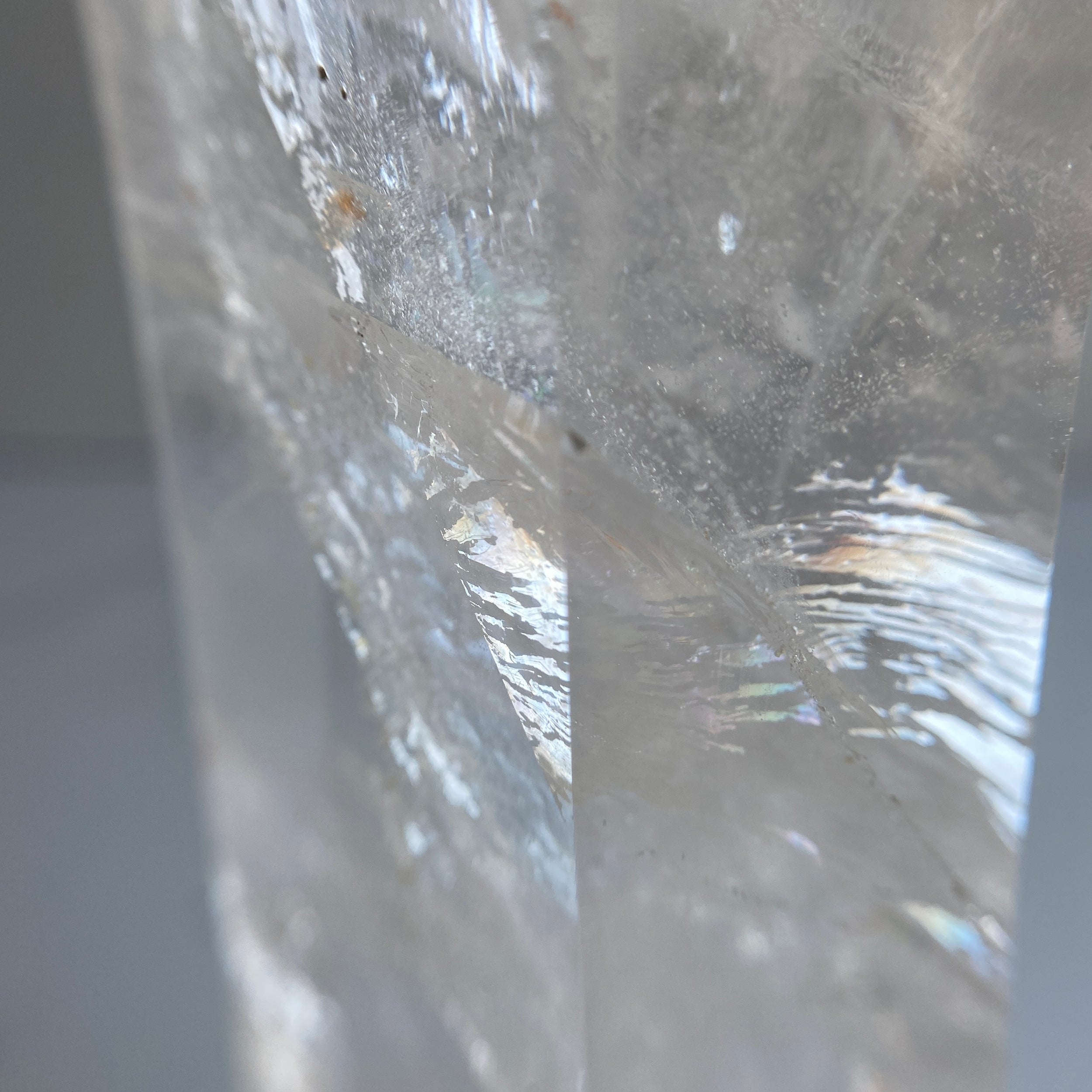 transparenter Bergkristallturm mit Eiseneinschluss