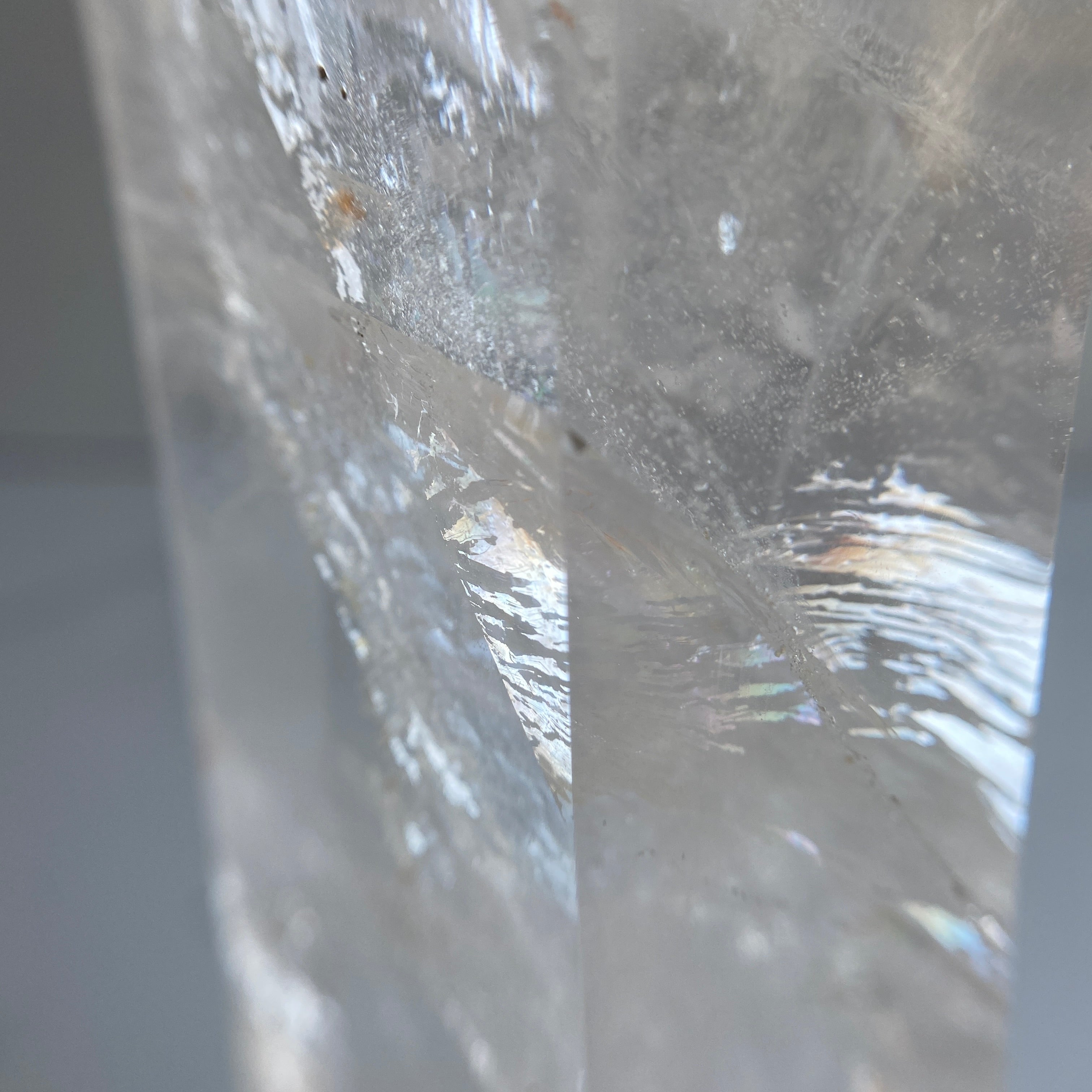 transparenter Bergkristallturm mit Eiseneinschluss