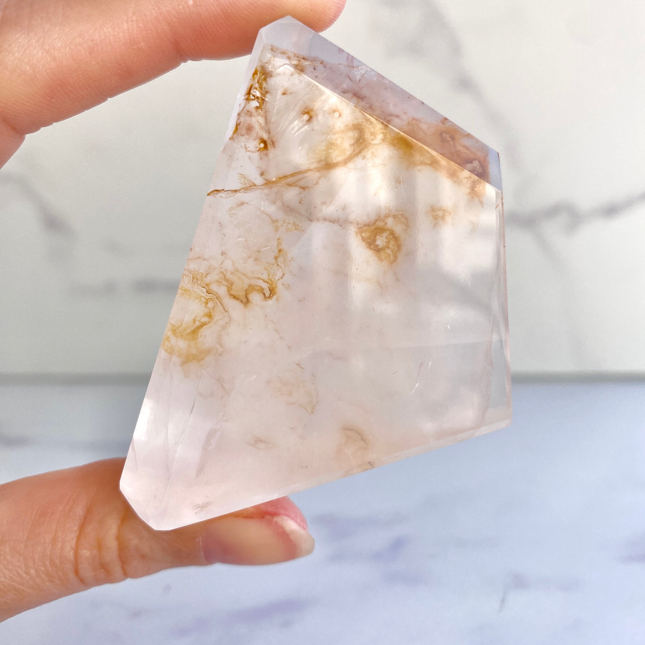 Freiform mit Hämatiteinchluss