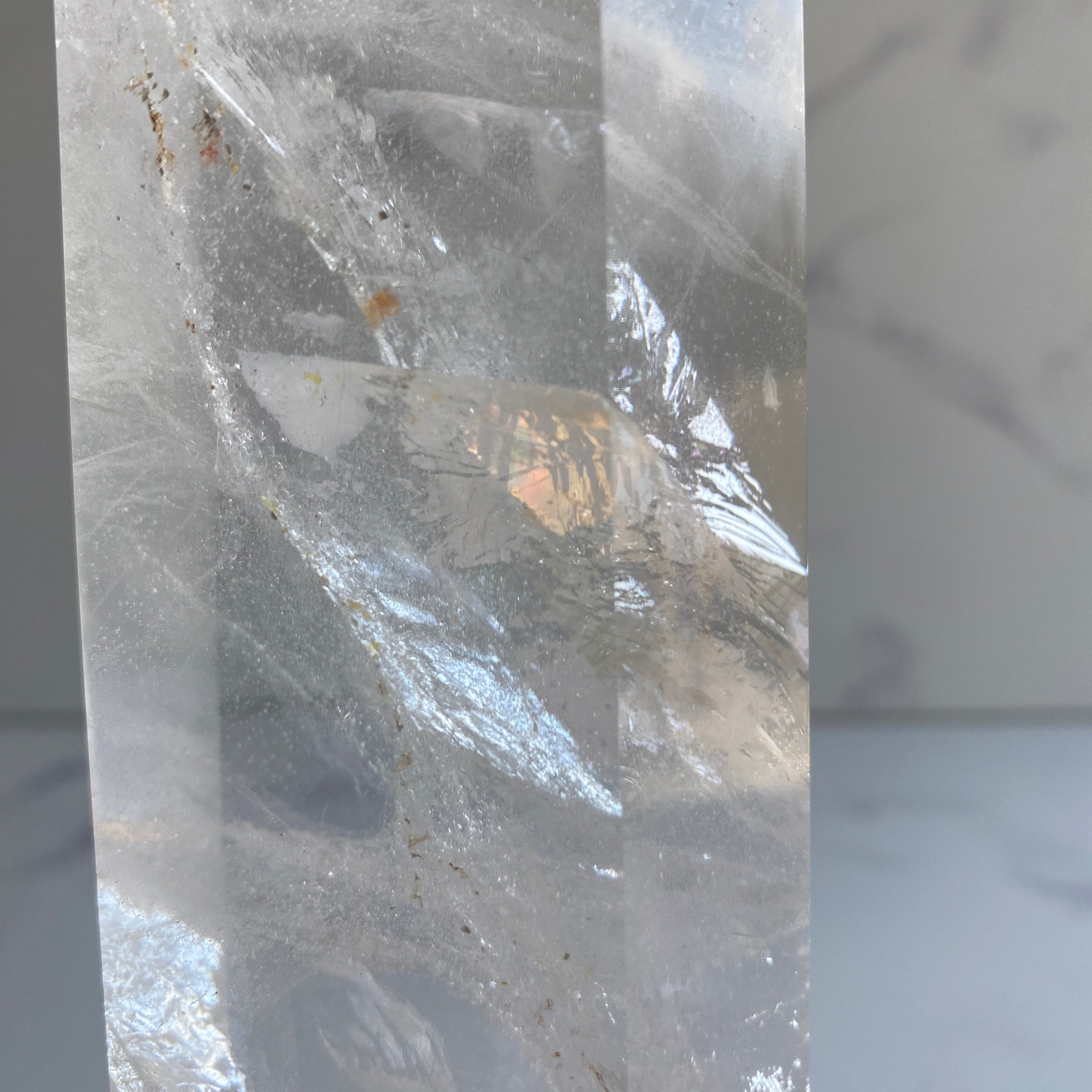 klarer Bergkristallturm mit Hämatiteinschluss