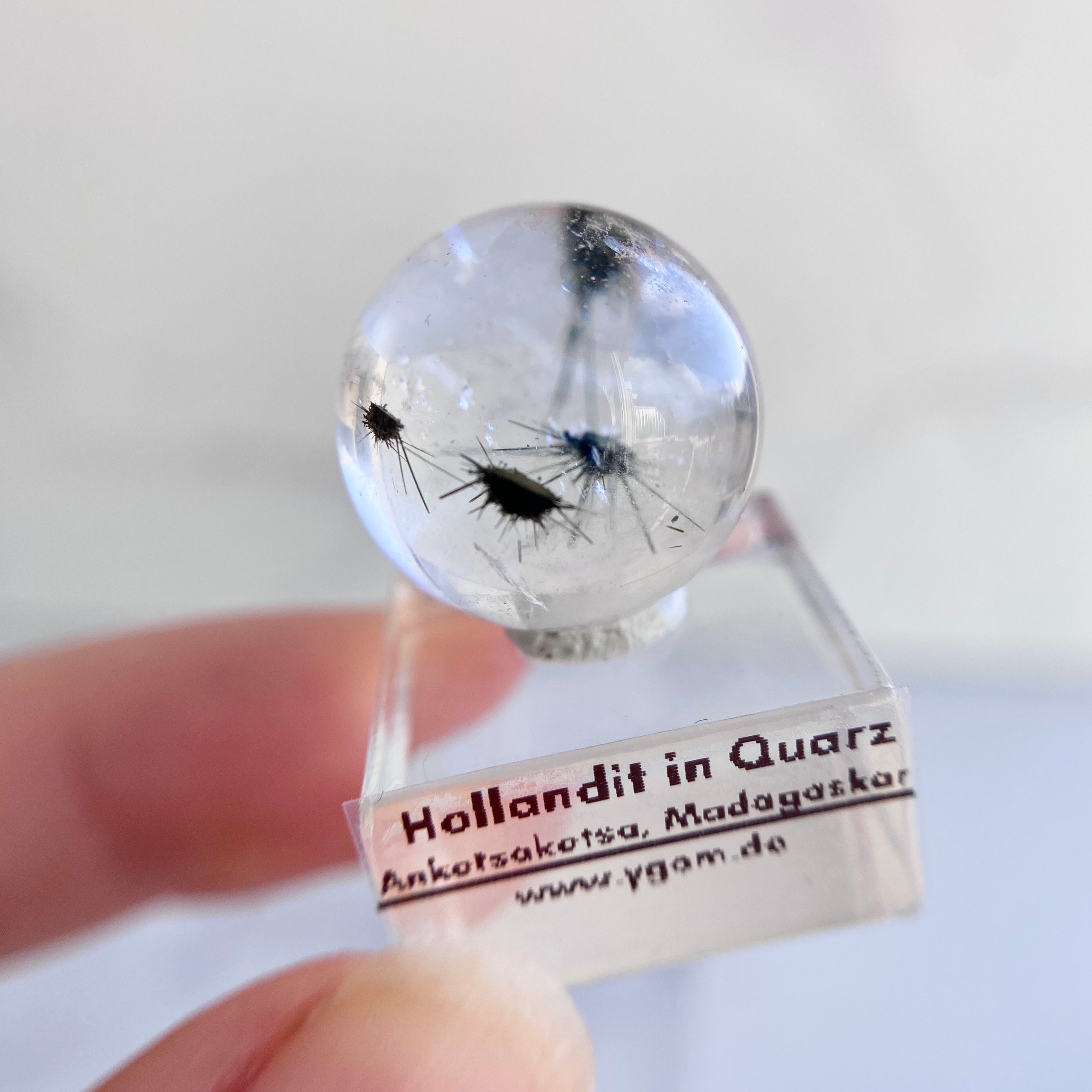 klare Bergkristallkugel mit Hollandit