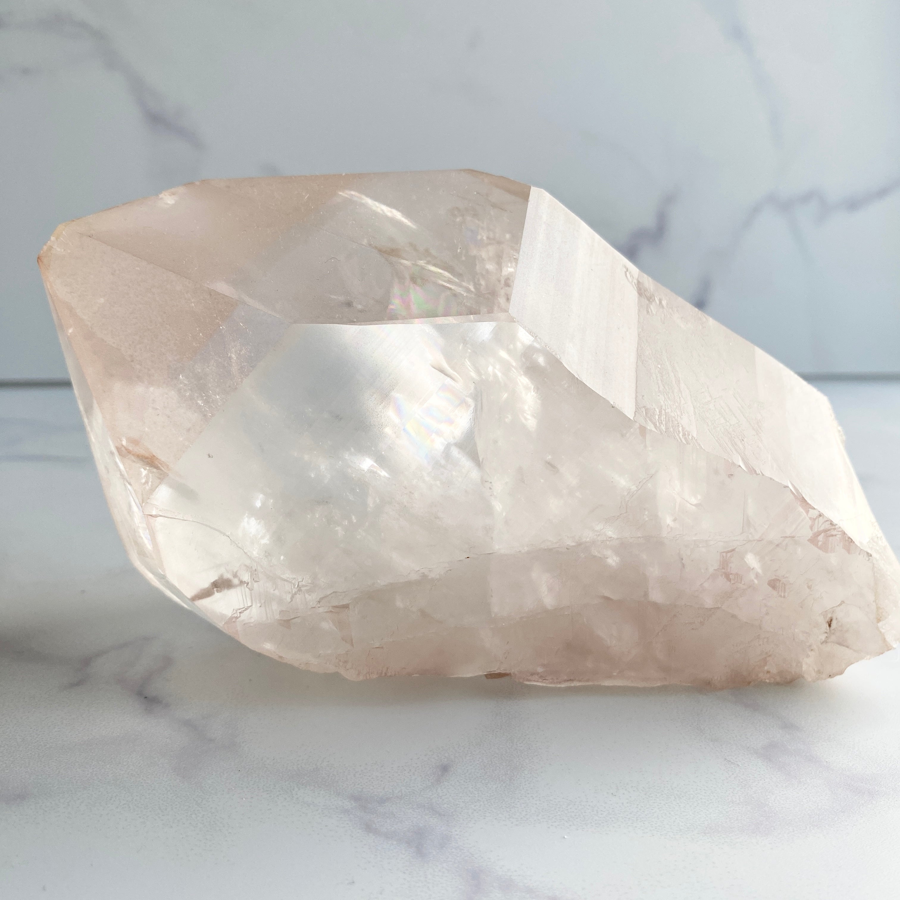 Bergkristall Naturspitze mit rosa Hämatit