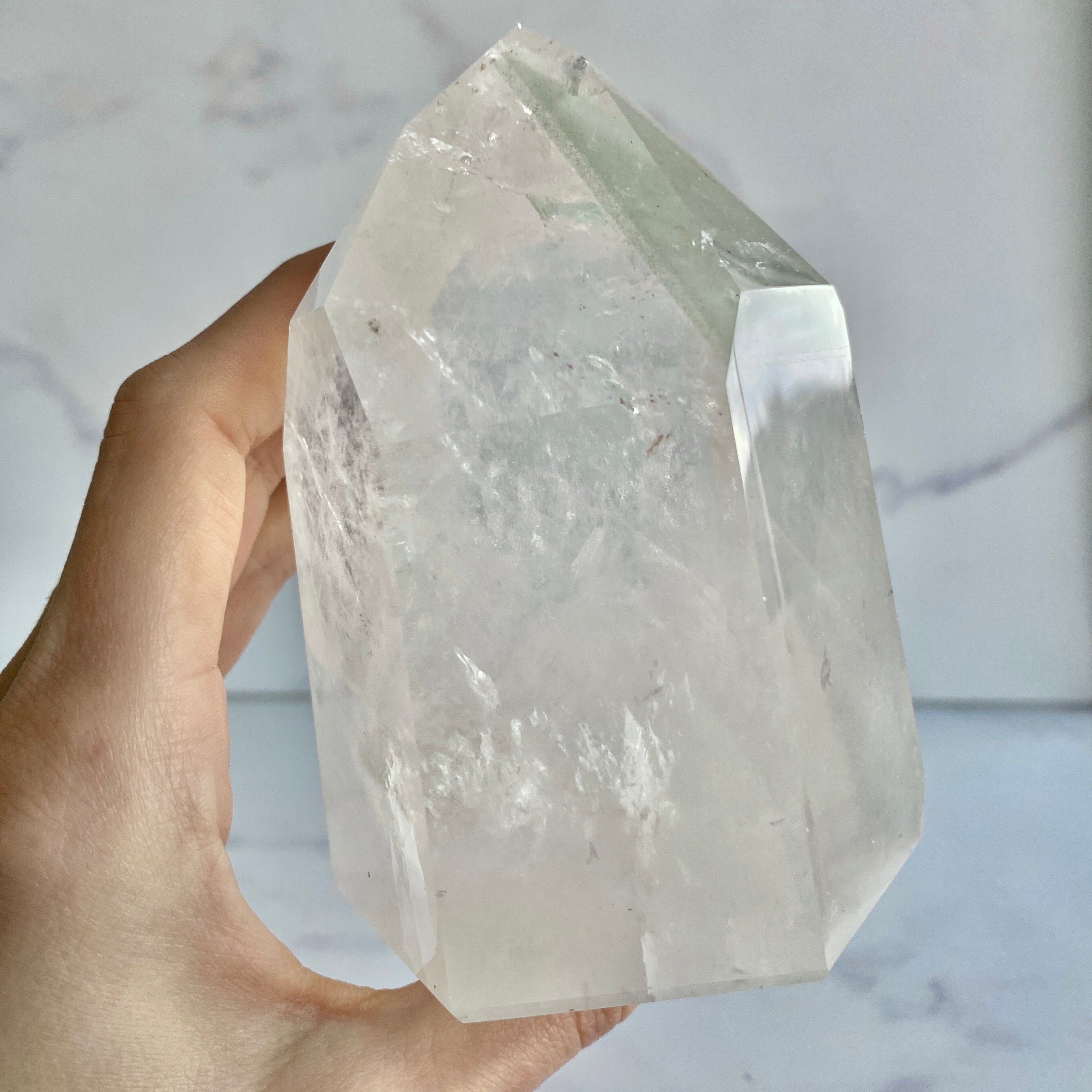 Bergkristall Turm mit grünen Chloritphantomen