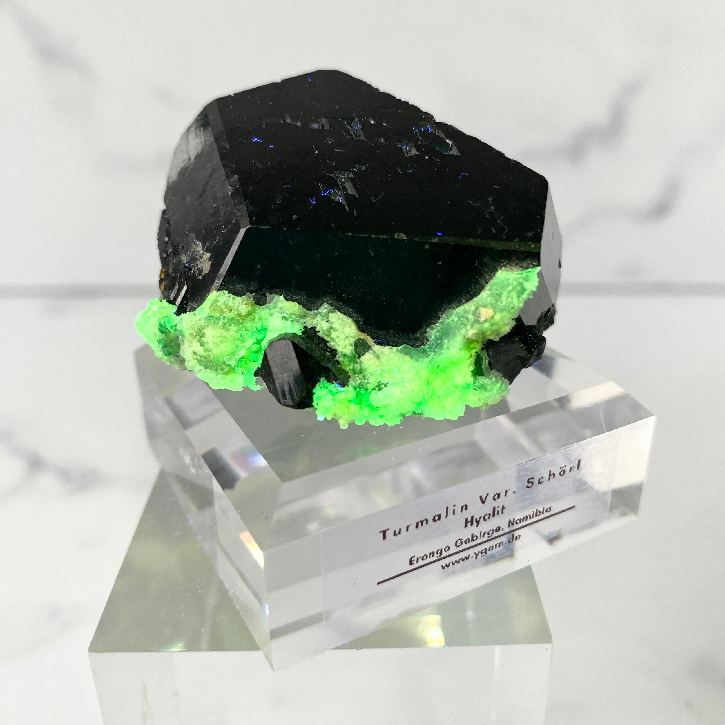 Turmalin (Schörl) mit uv-reaktivem Hyalit