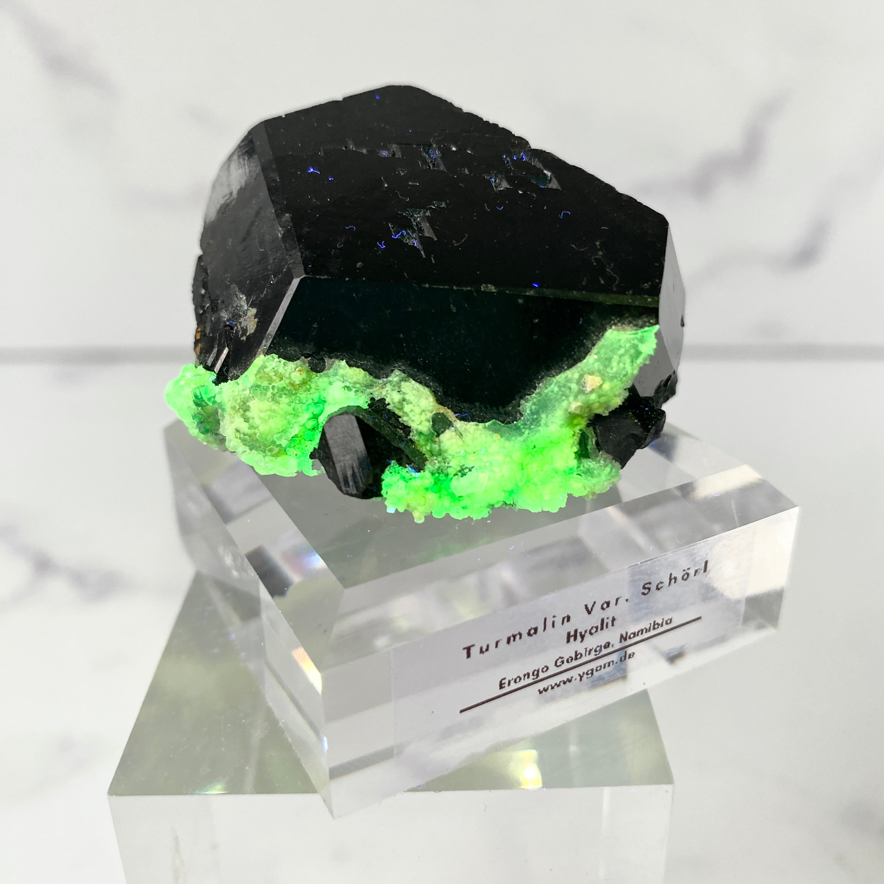 Turmalin (Schörl) mit uv-reaktivem Hyalit