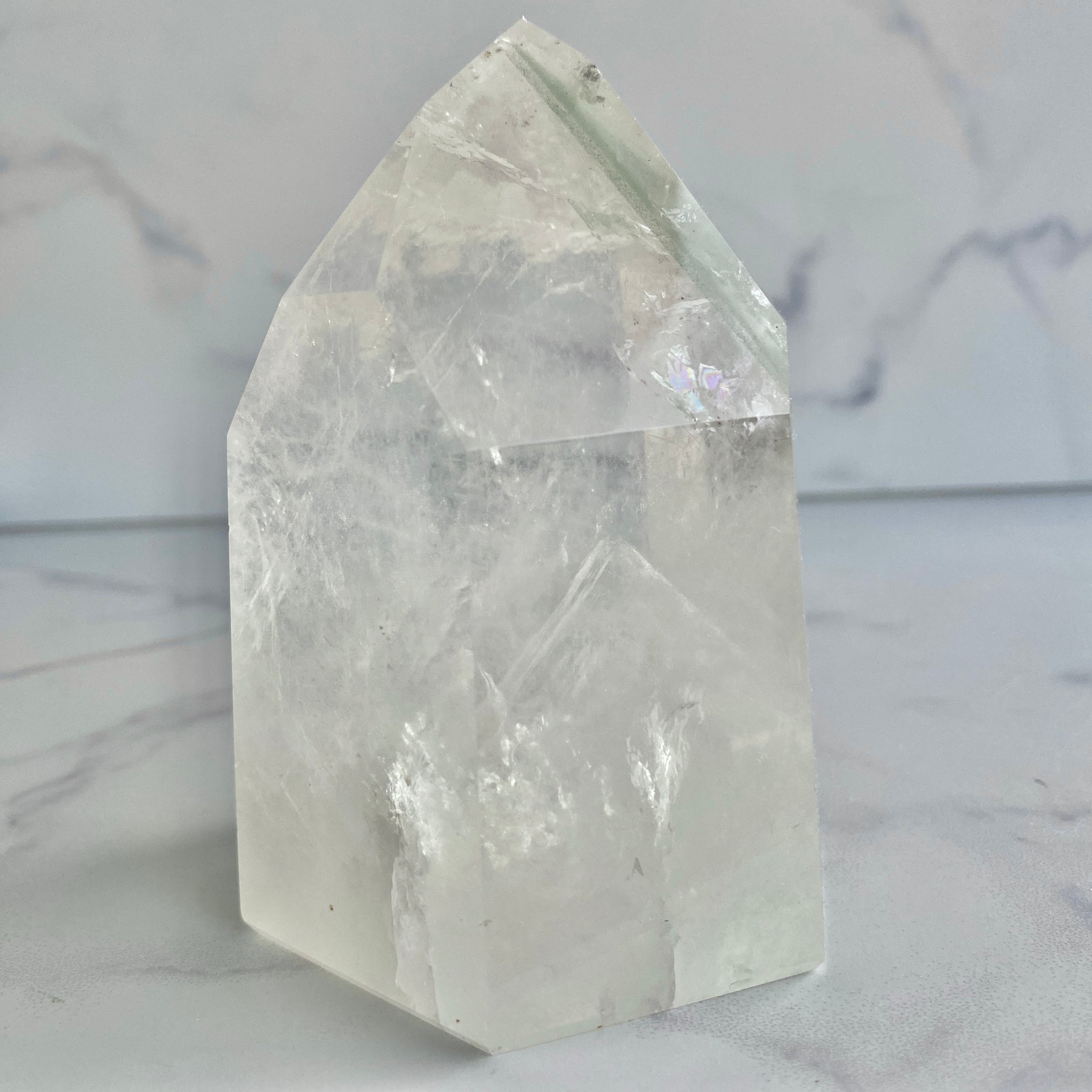 Bergkristall Turm mit grünen Chloritphantomen