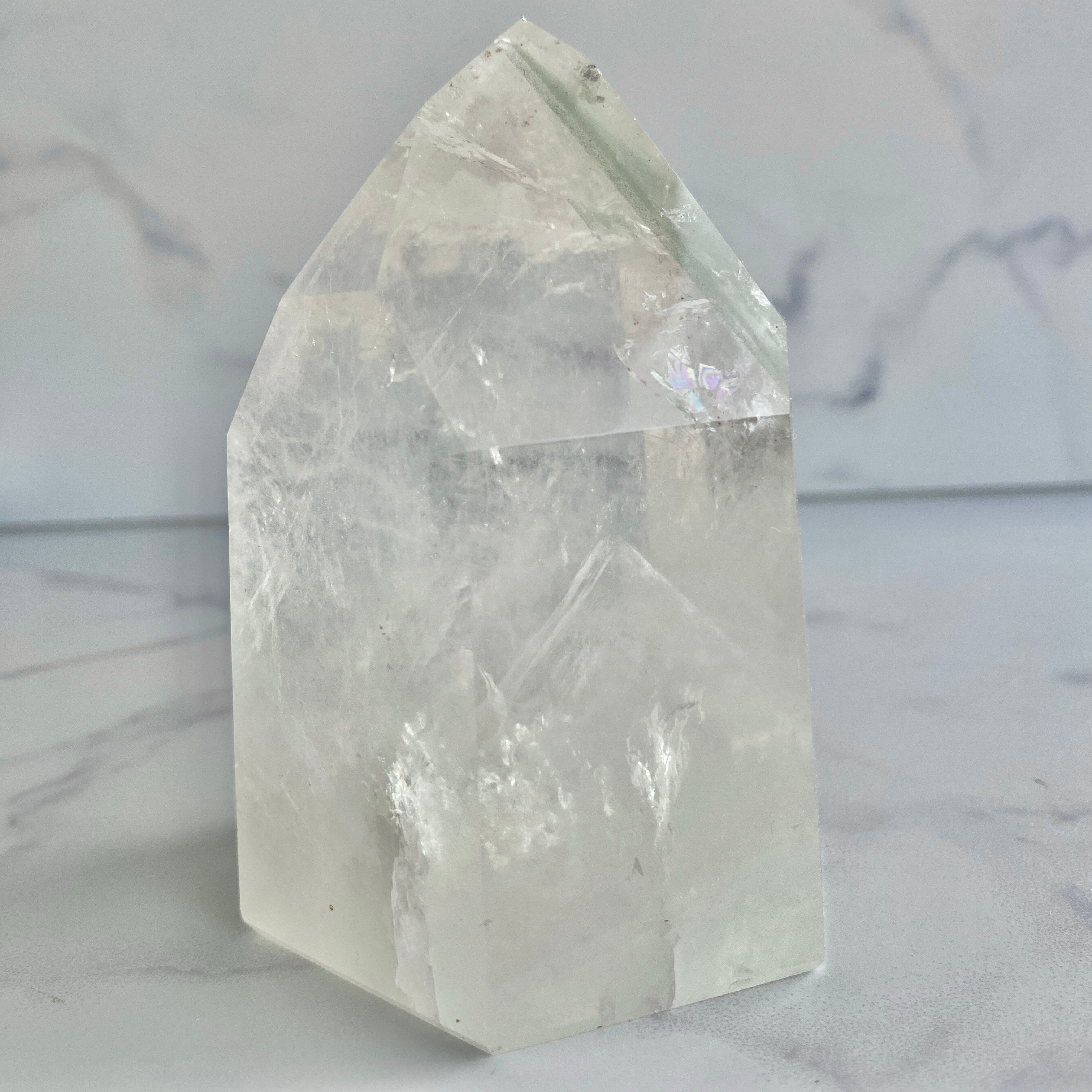 Bergkristall Turm mit grünen Chloritphantomen