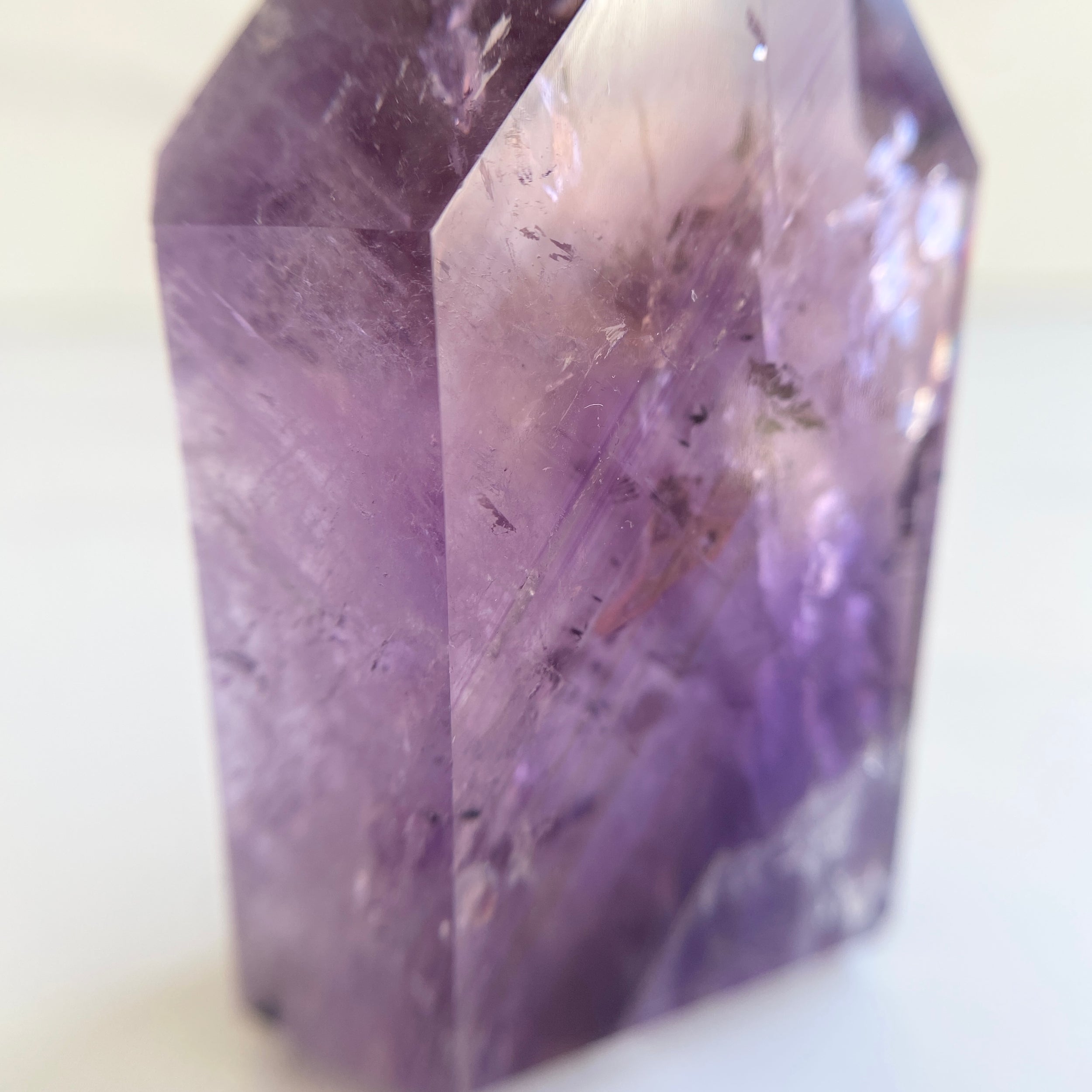 Klarer Amethyst Turm mit Hollanditeinschlüssen