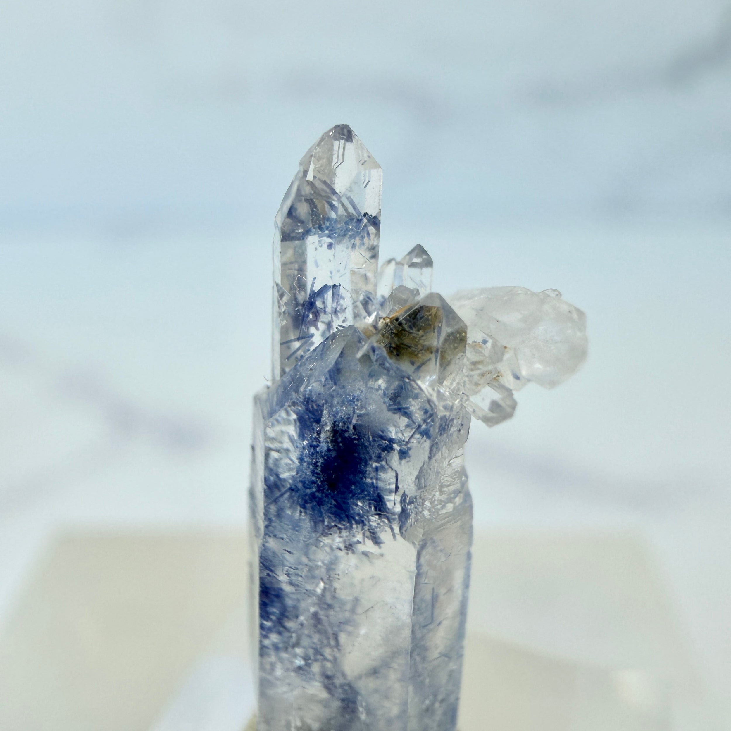 Dumortierit in Quarz, Dumortieritquarz Cluster, Einzelstück