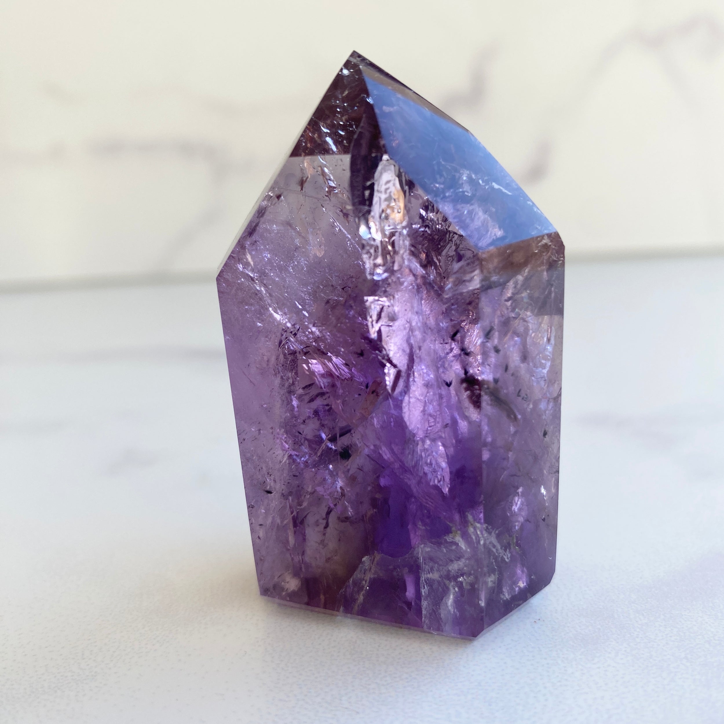 Klarer Amethyst Turm mit Hollanditeinschlüssen
