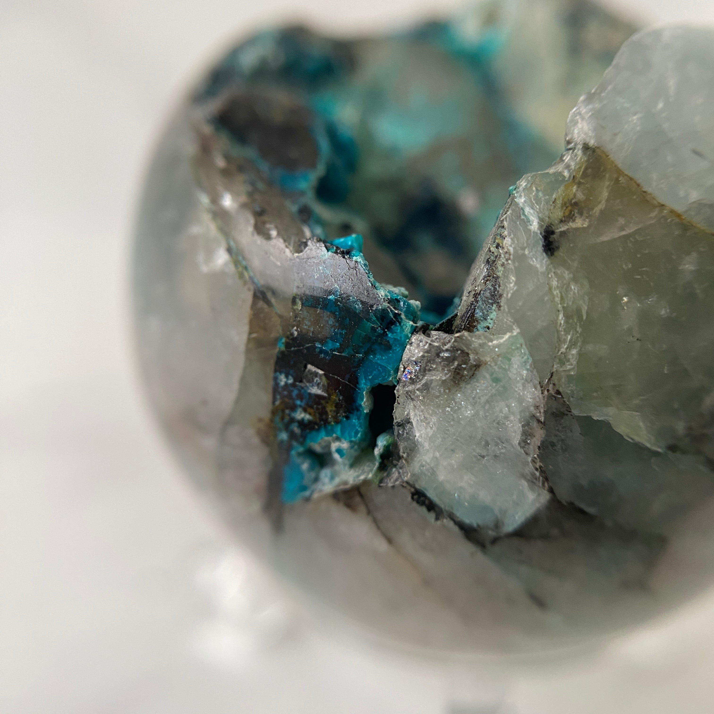 Chrysocoll in Quarz Kugel