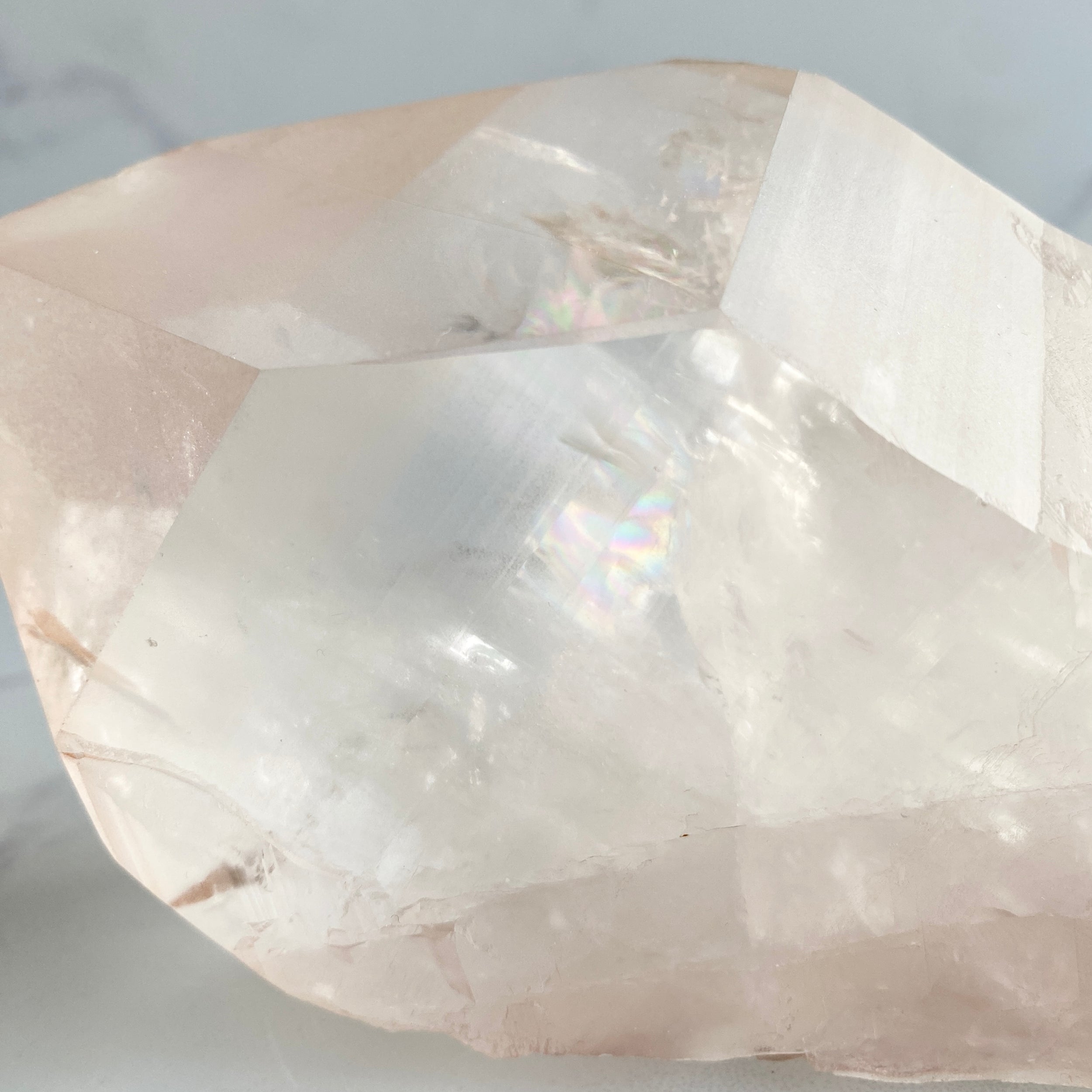 Bergkristall Naturspitze mit rosa Hämatit