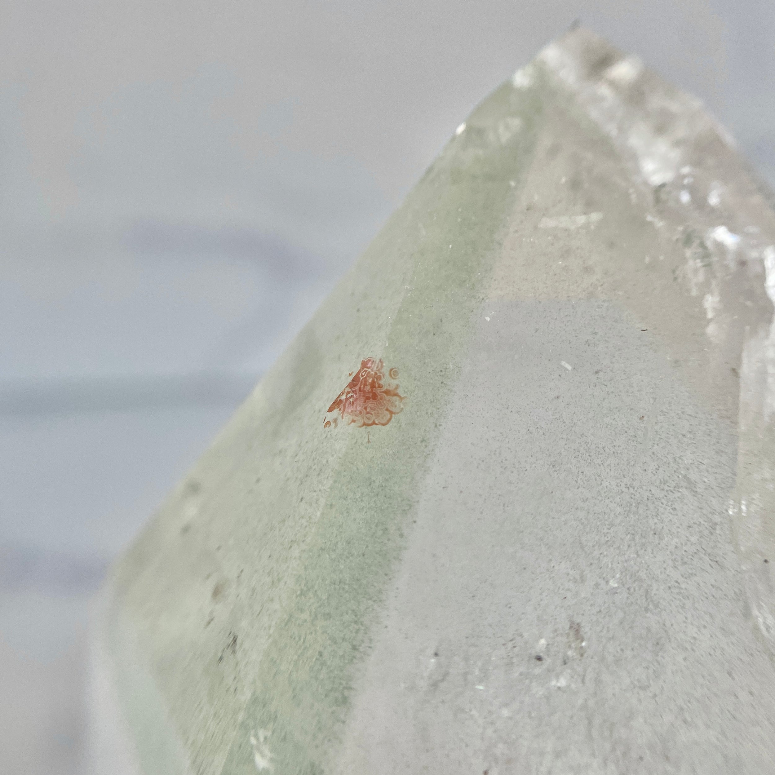 Bergkristall Turm mit grünen Chloritphantomen