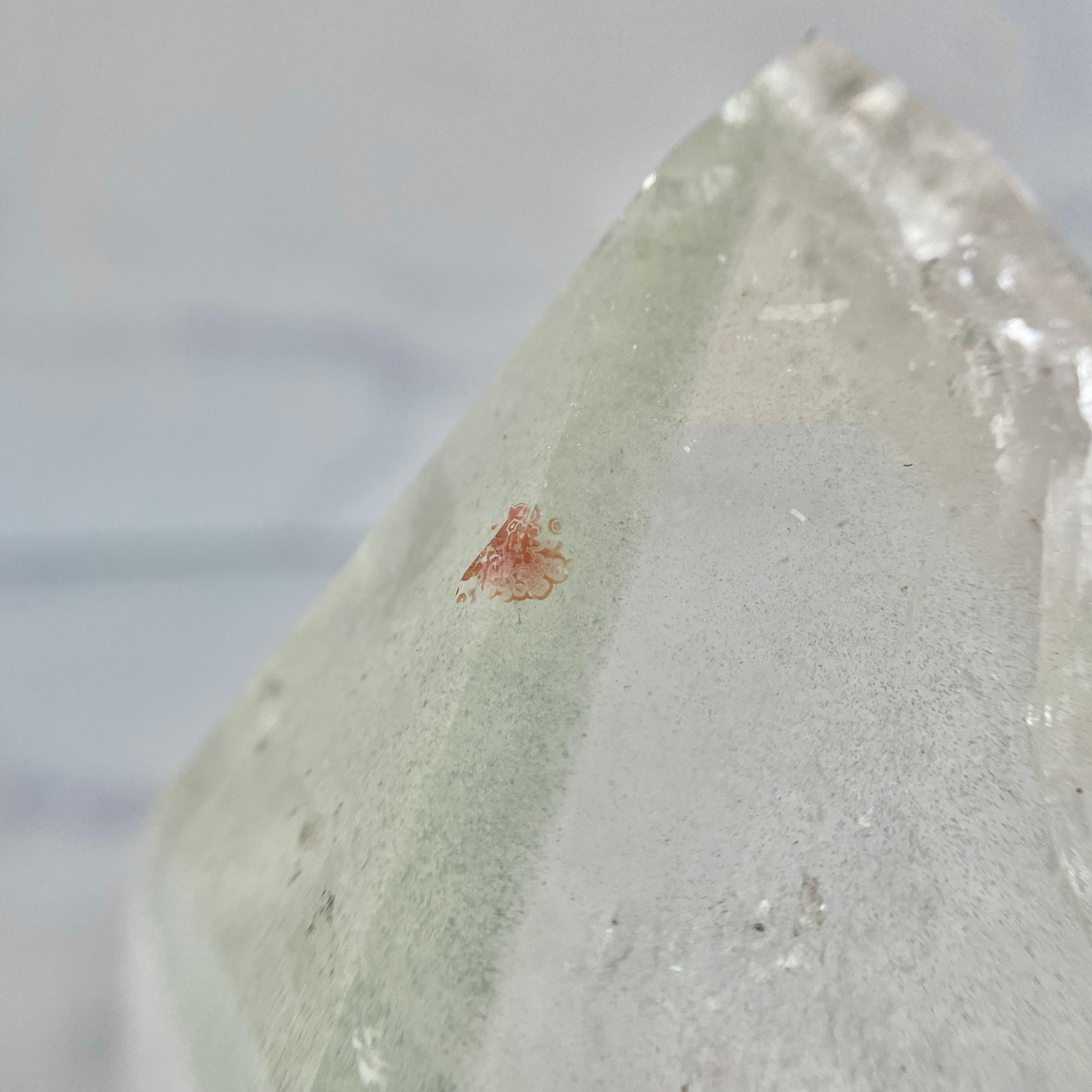 Bergkristall Turm mit grünen Chloritphantomen