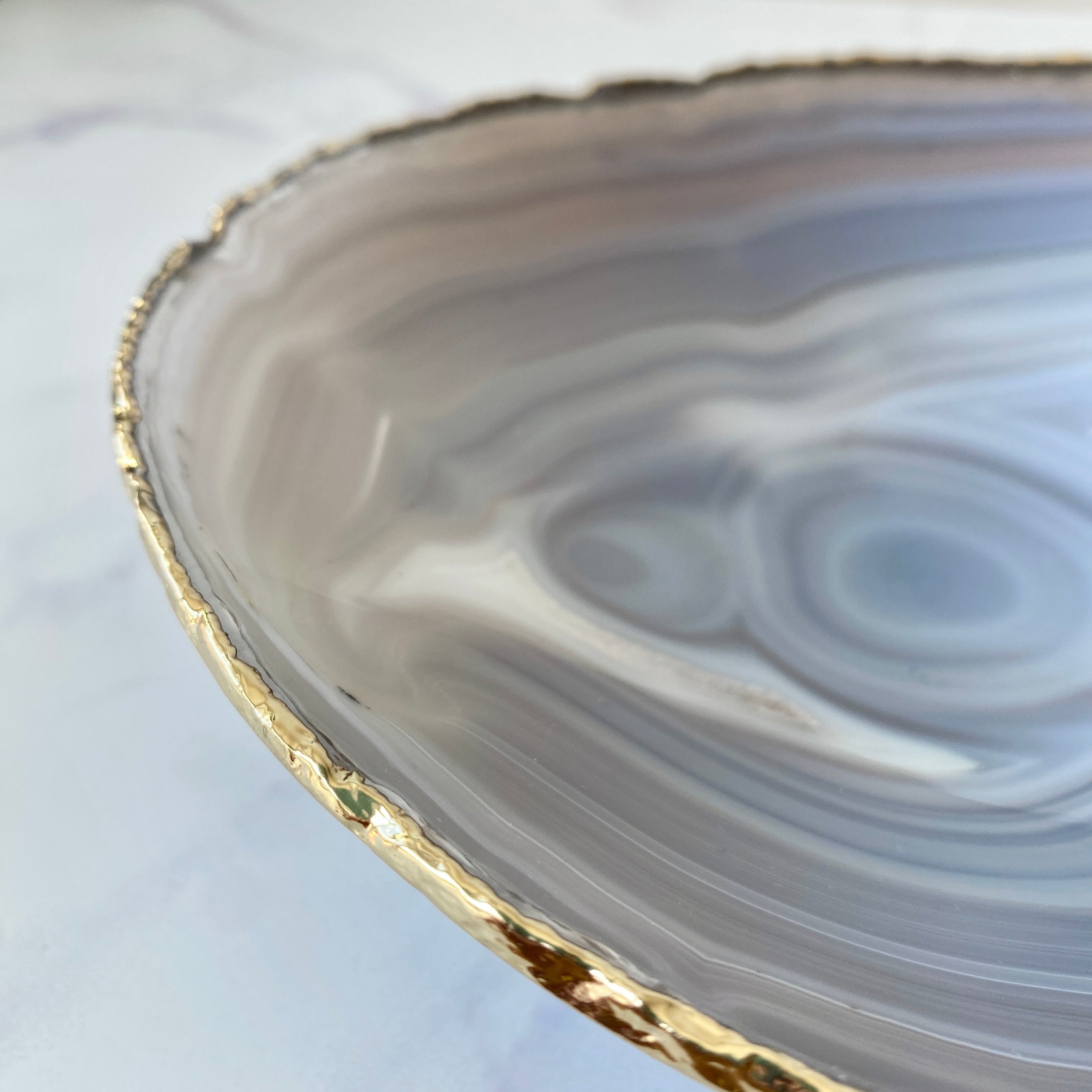 Dekoschale aus Achat mit Goldverzierung
