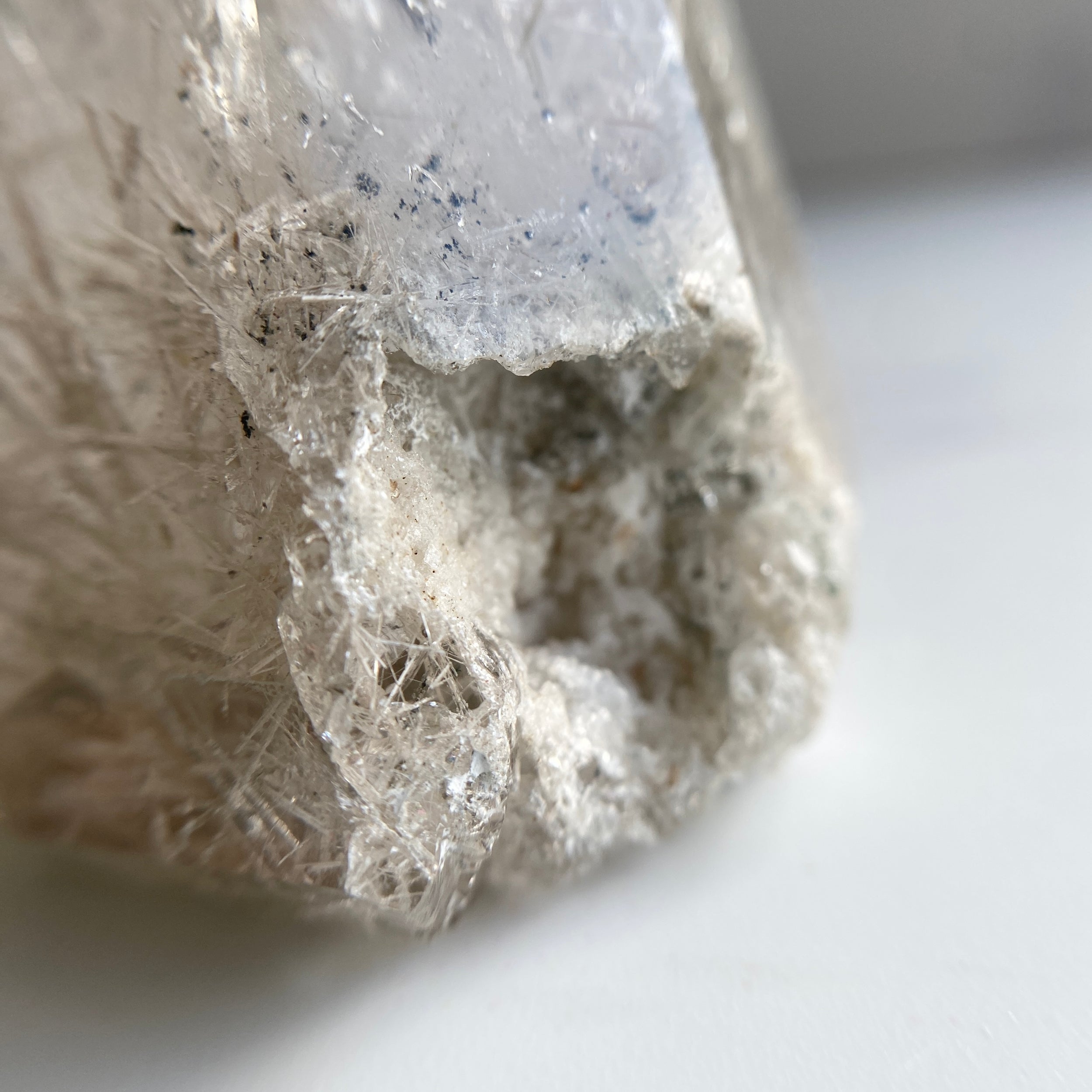 Quarzdruse mit Rutil