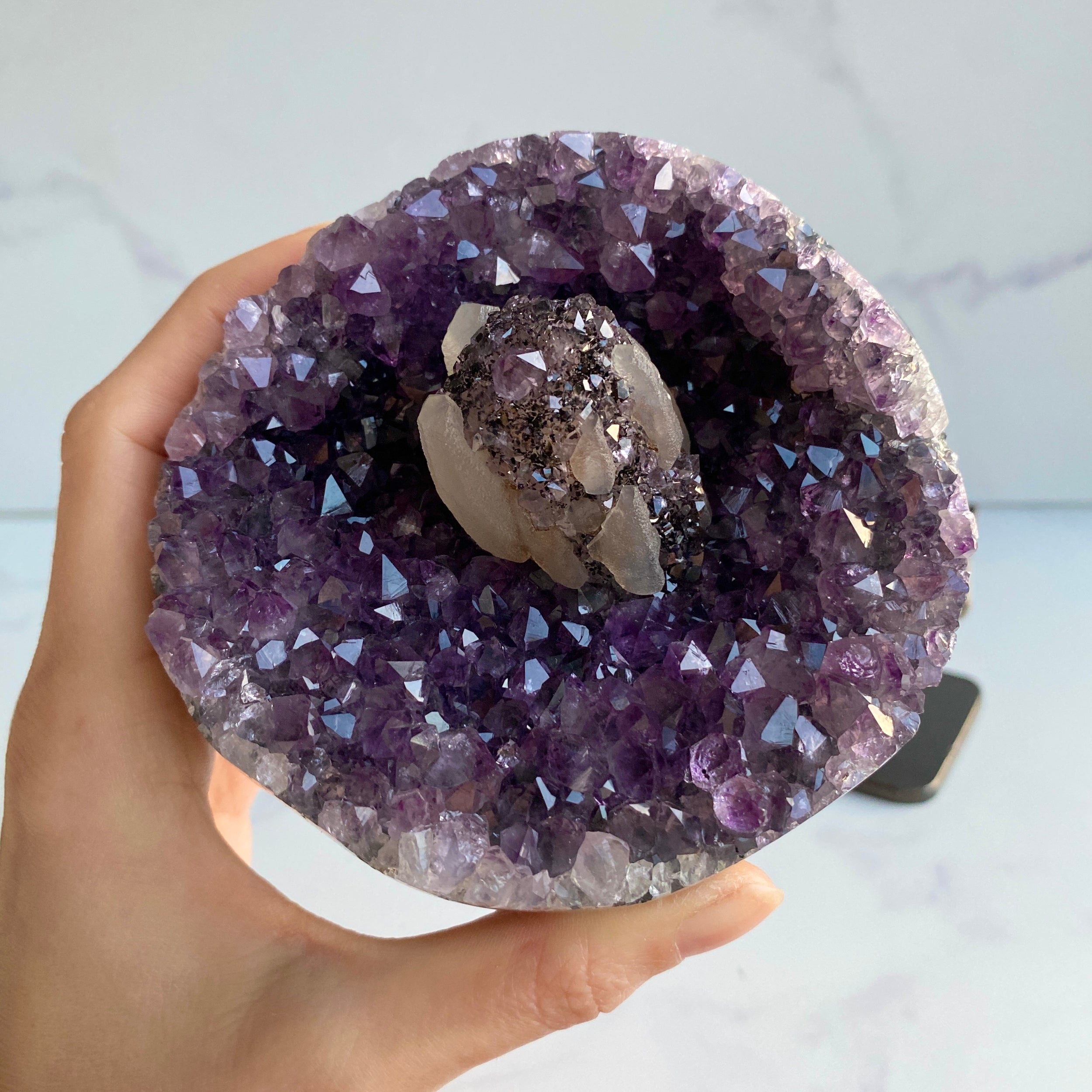 Amethyst Druse mit Calcit auf Ständer