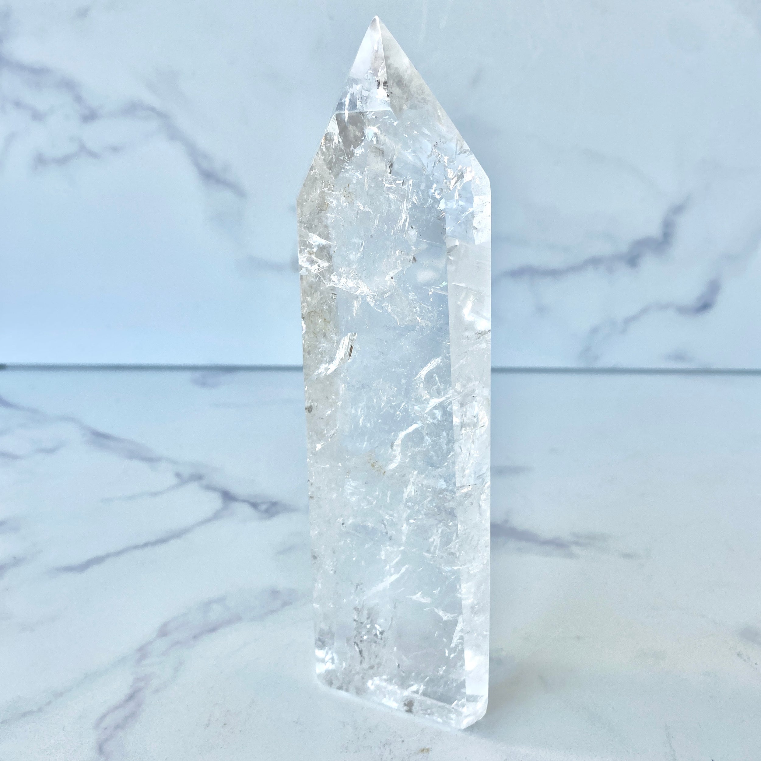 Bergkristall Turm mit naturbelassener Seite