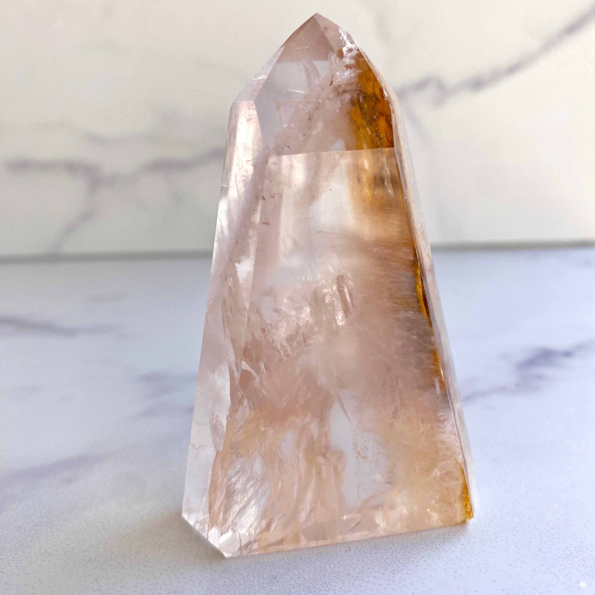 klarer Edelstein Turm mit Hämatit