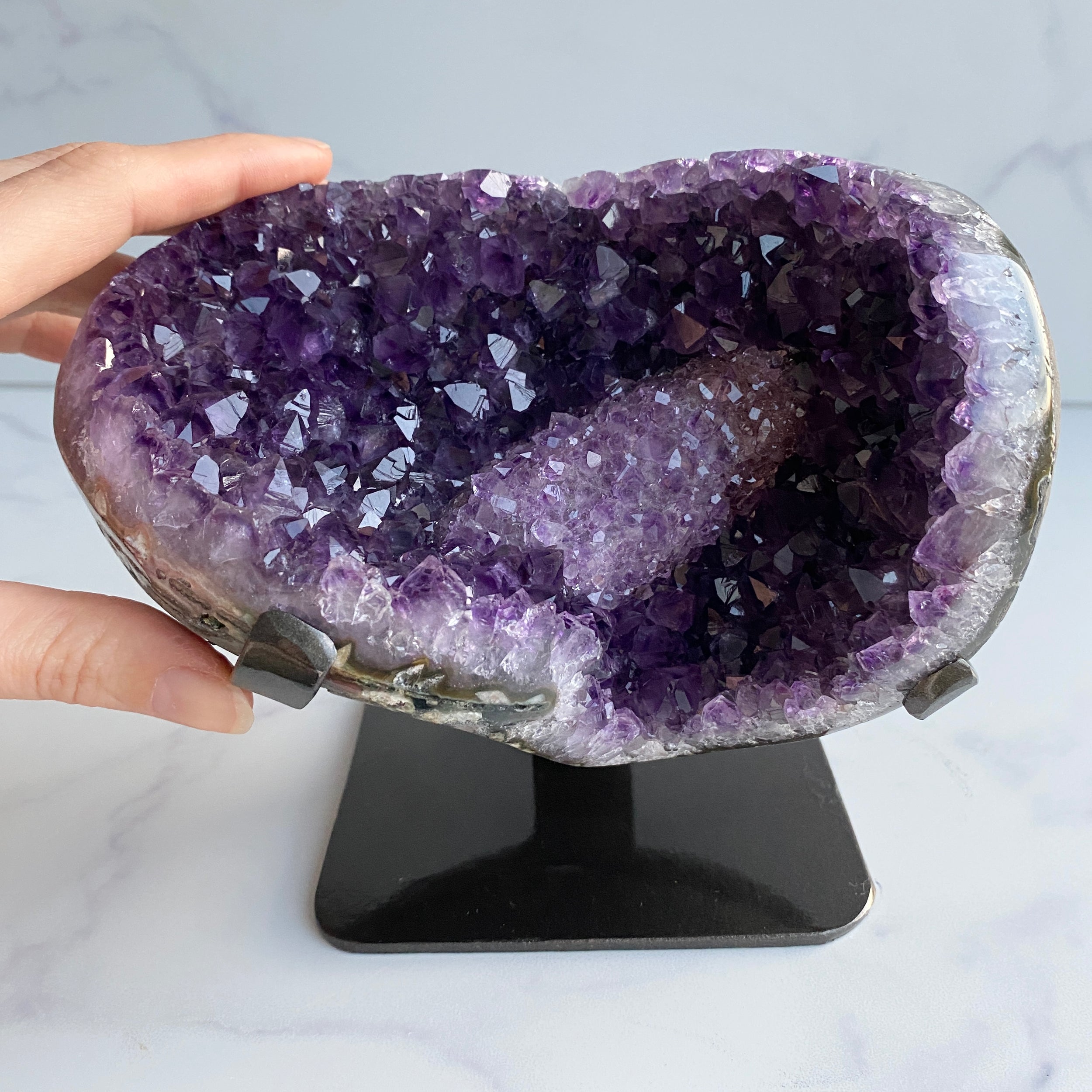Amethyst Druse mit Calcit auf Ständer