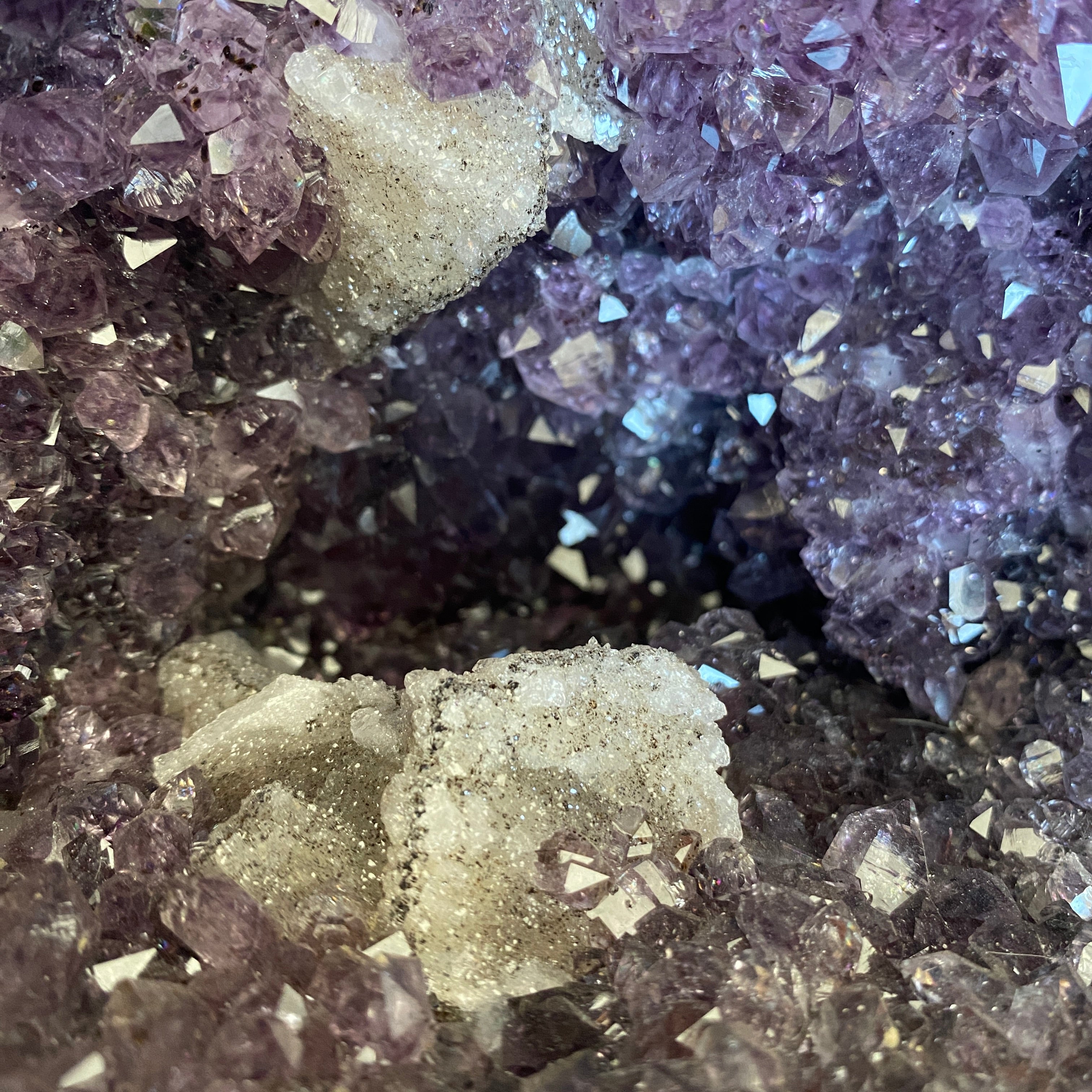 Amethyst Druse Cathedral mit Calcit