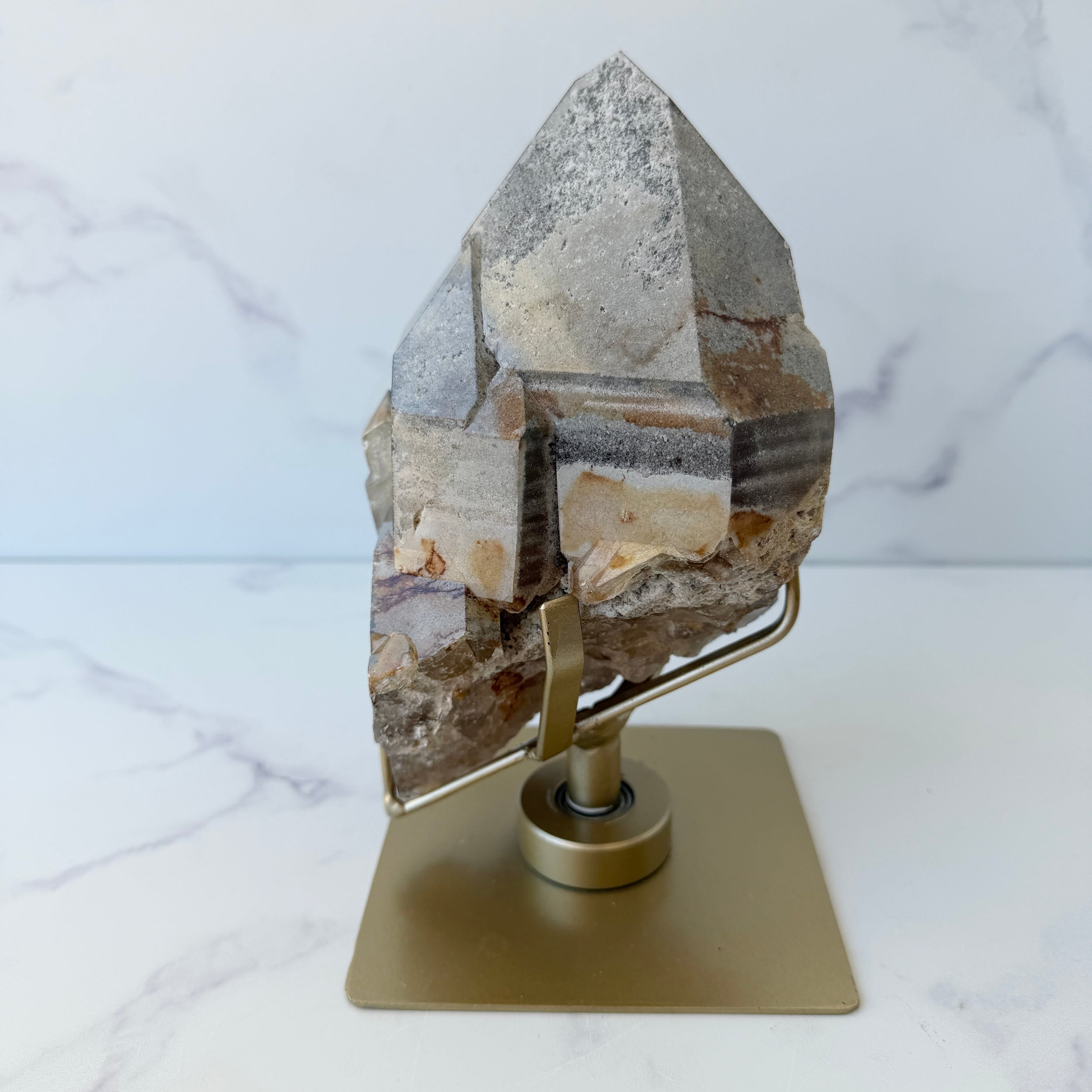Großer natürlicher Rauchquarz mit Phantomen und Mineraleinschlüssen