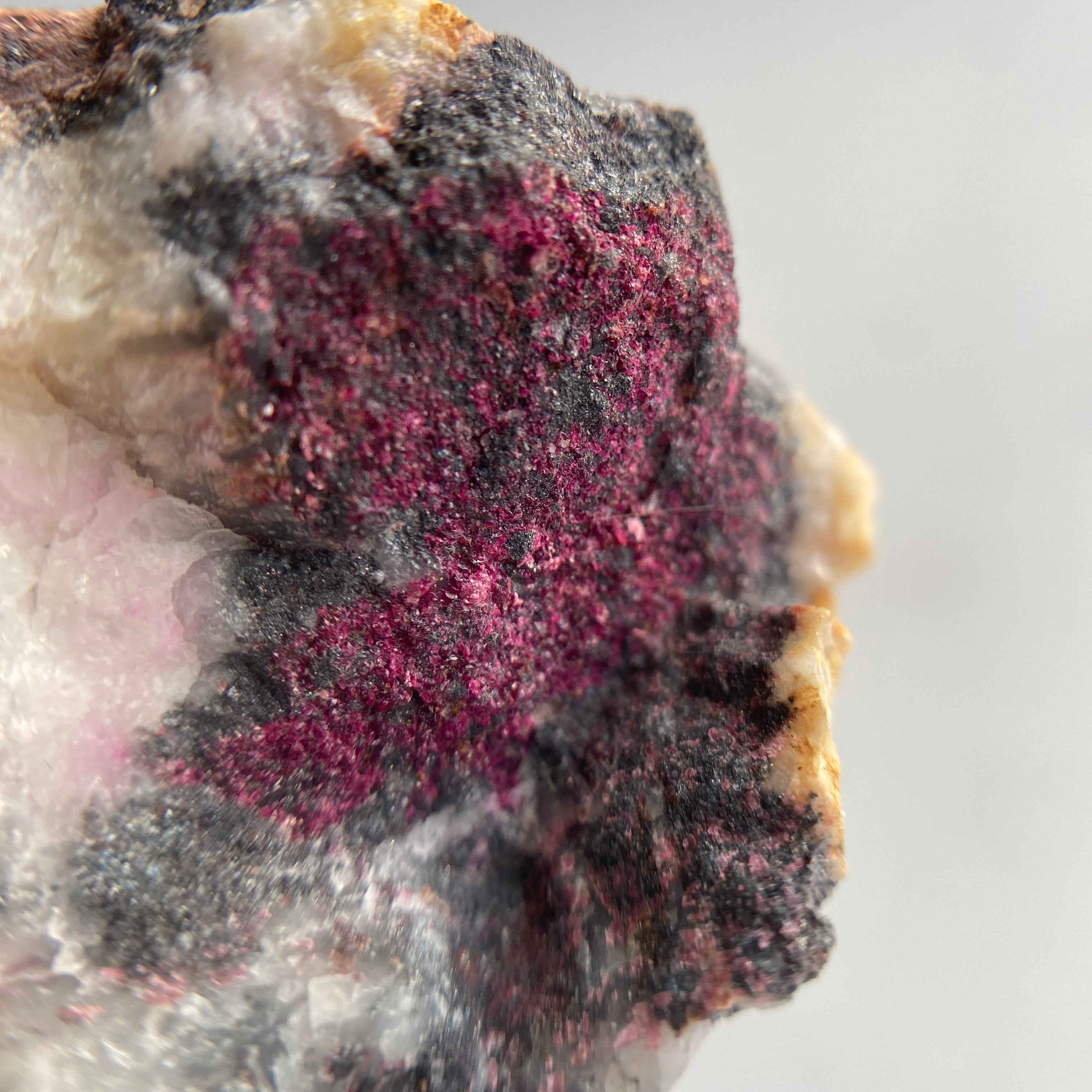 Cobalt Calcit mit Goethit