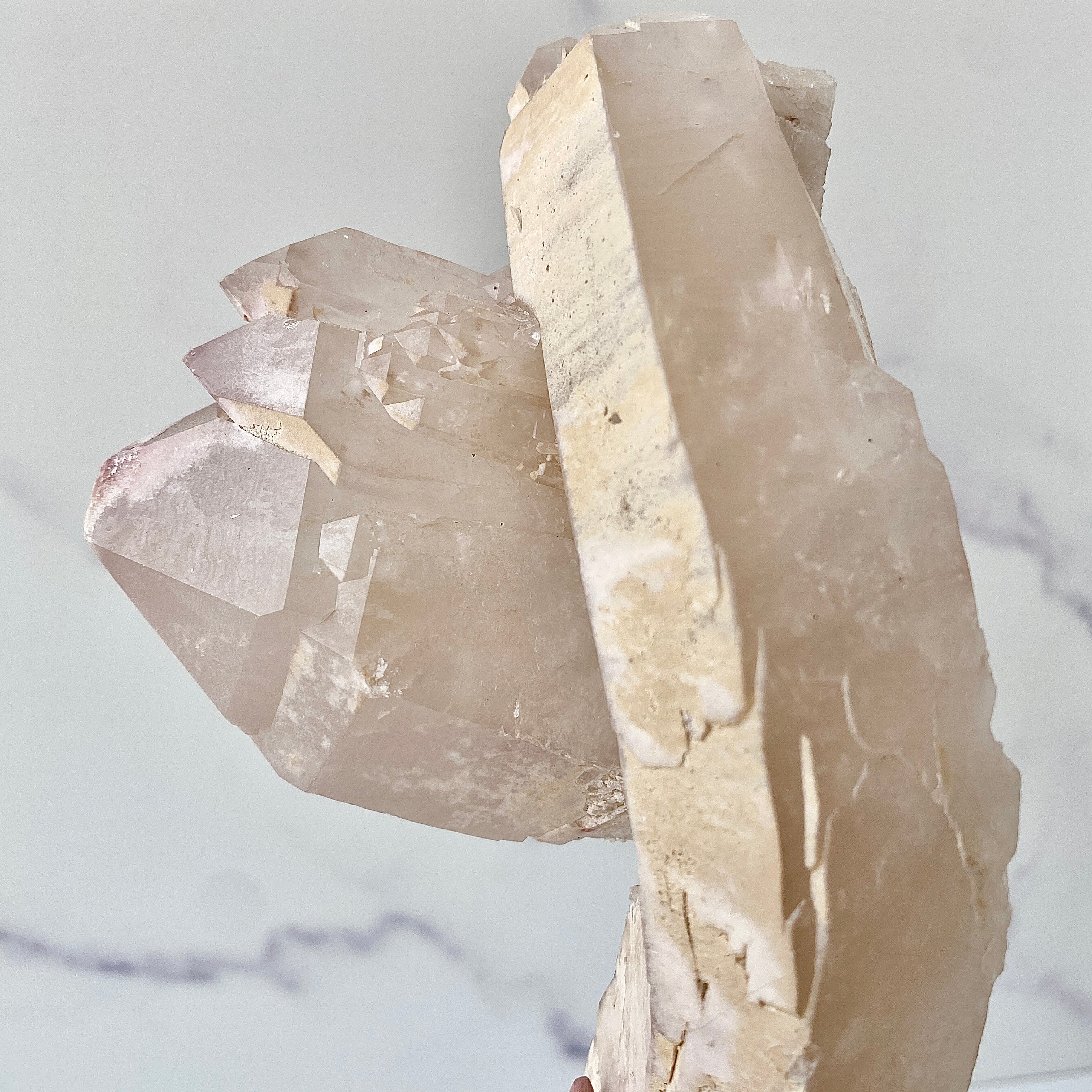 Seltenes Lodolith Cluster mit Pink Lithium auf Dreh-Ständer