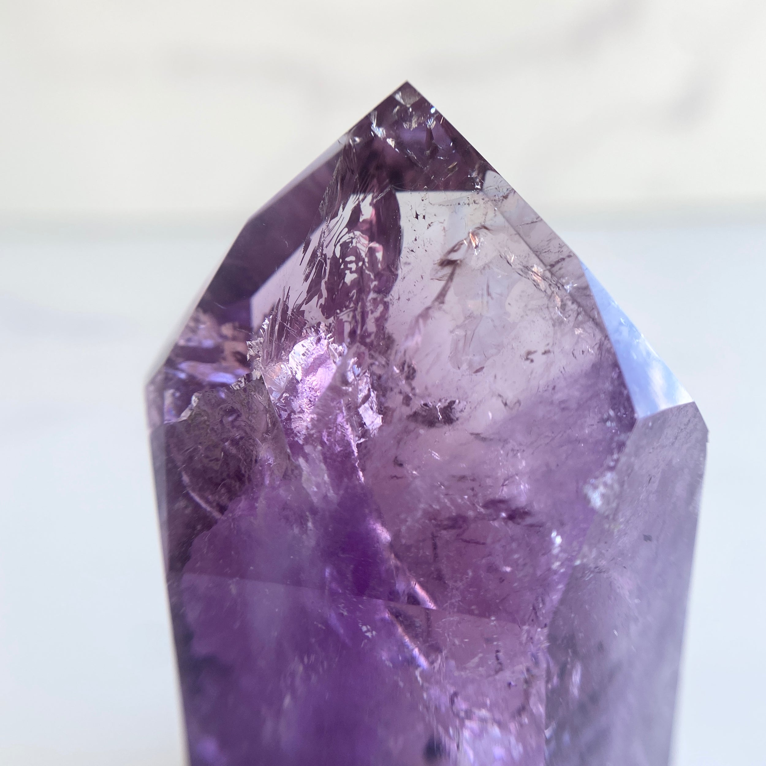 Klarer Amethyst Turm mit Hollanditeinschlüssen