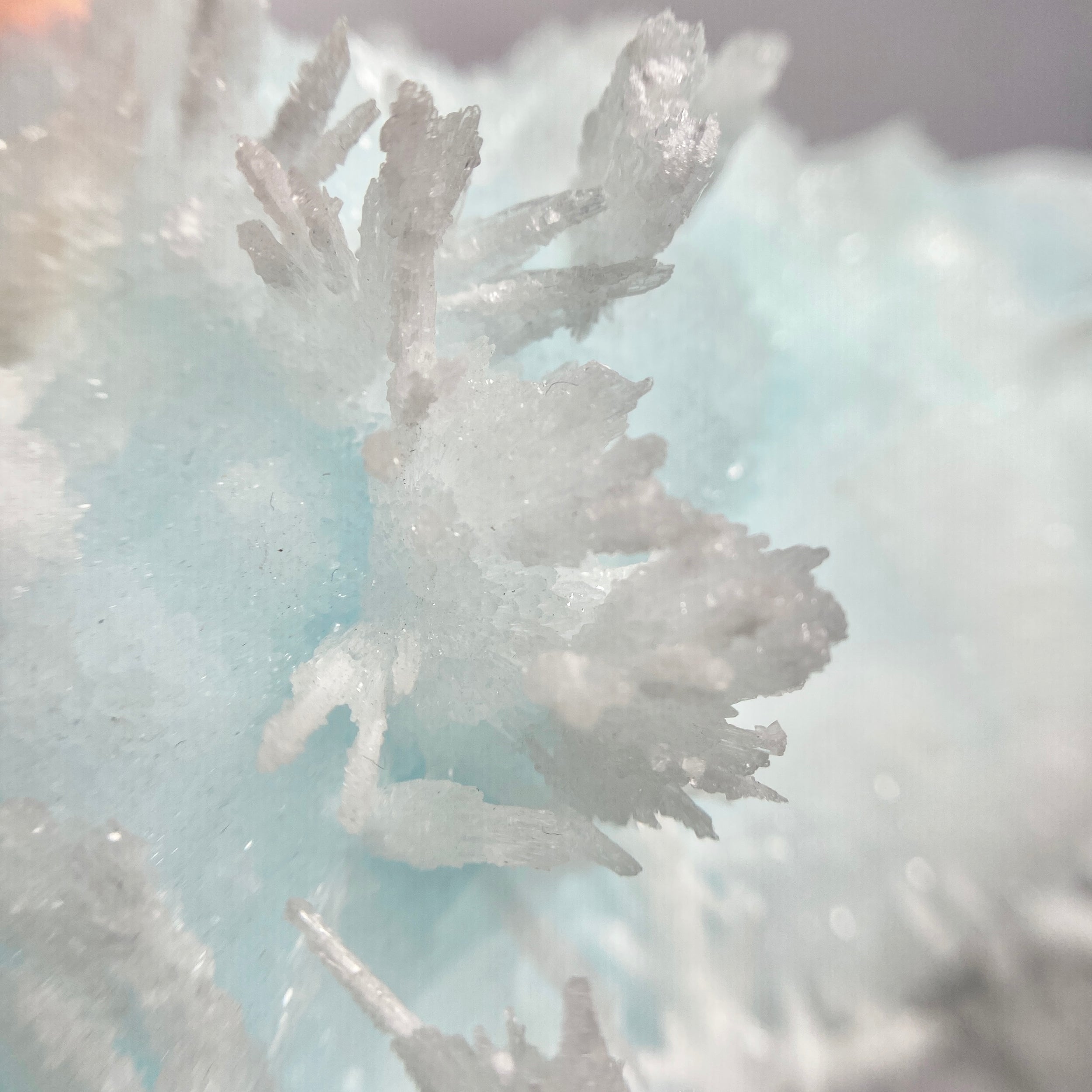 türkis farbener Aragonit Rohstein