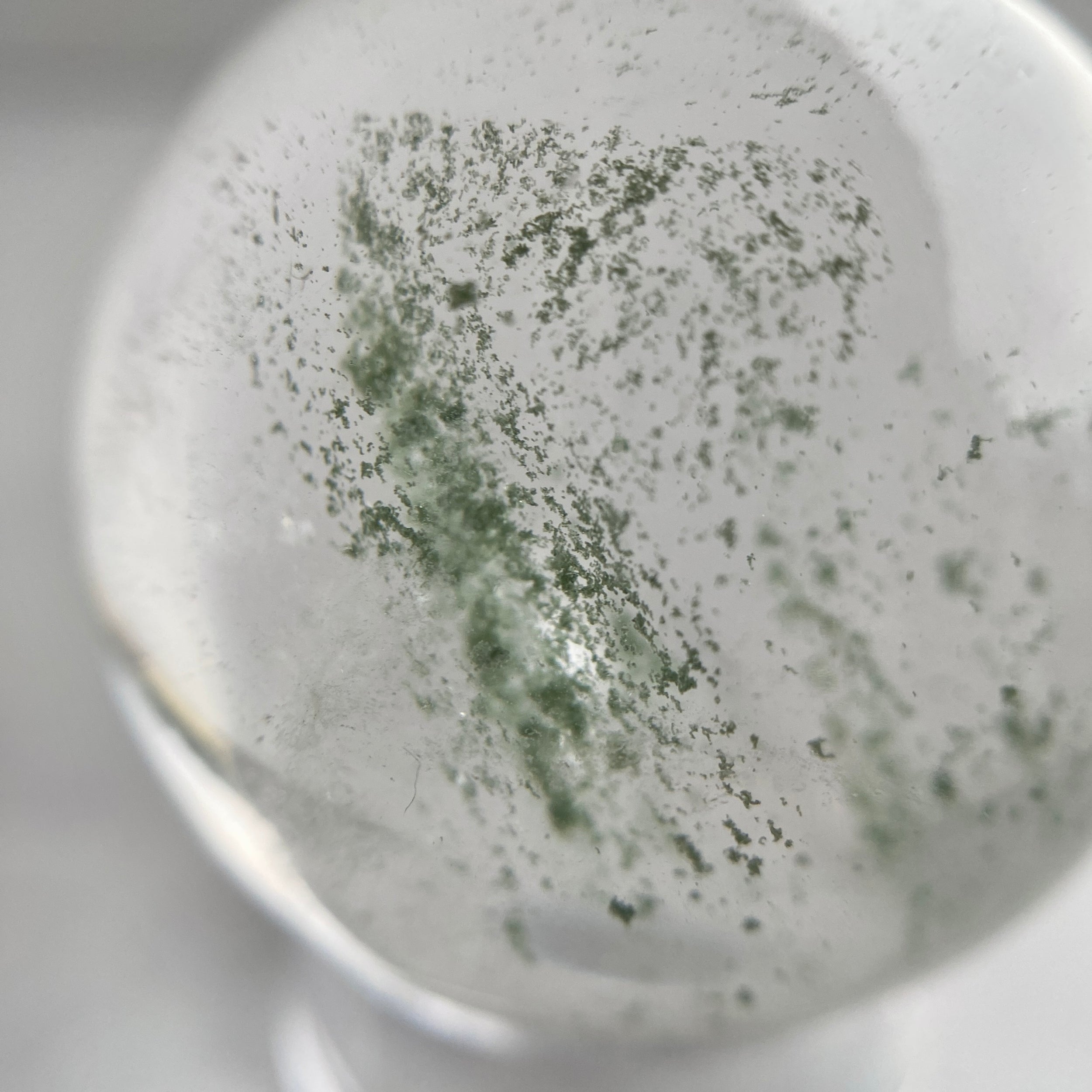 Grüner Chlorit in Bergkristall Kugel