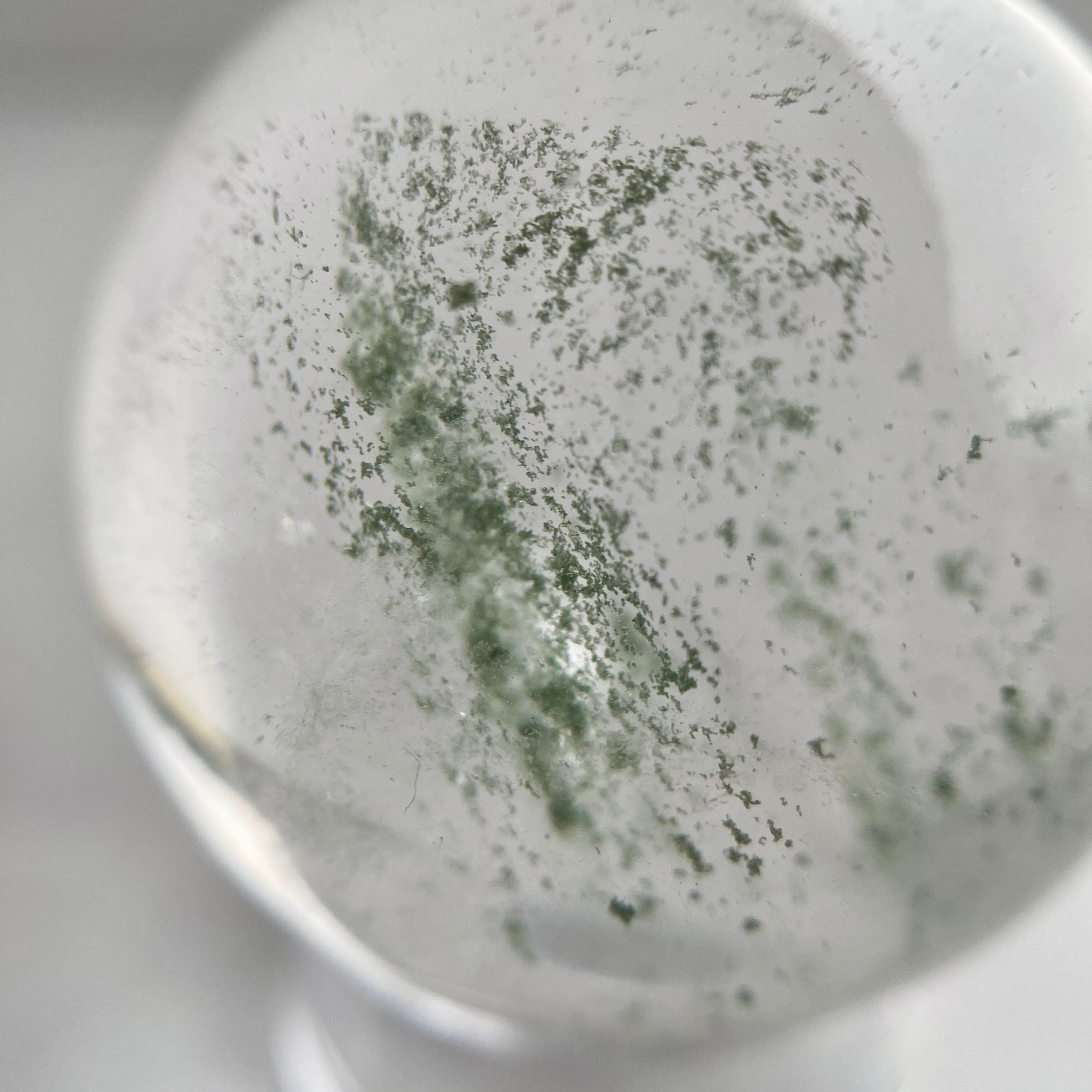 Grüner Chlorit in Bergkristall Kugel