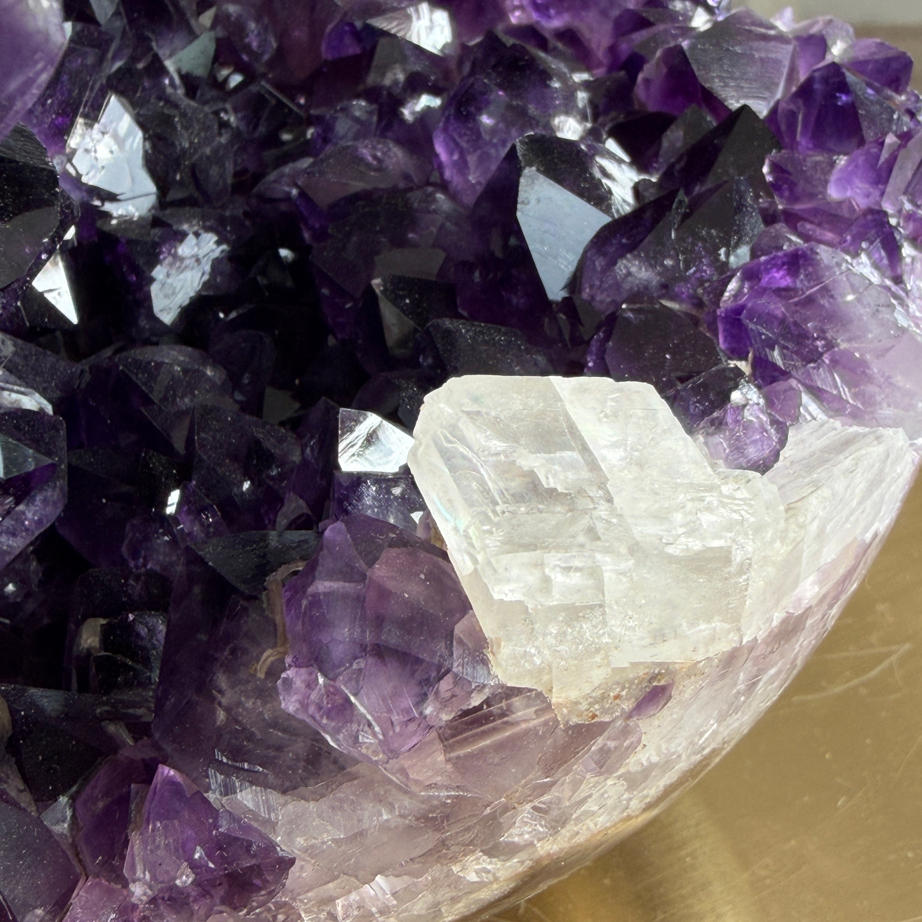 Große 17 cm Amethyst Kugel mit Calcit, Einzelstück