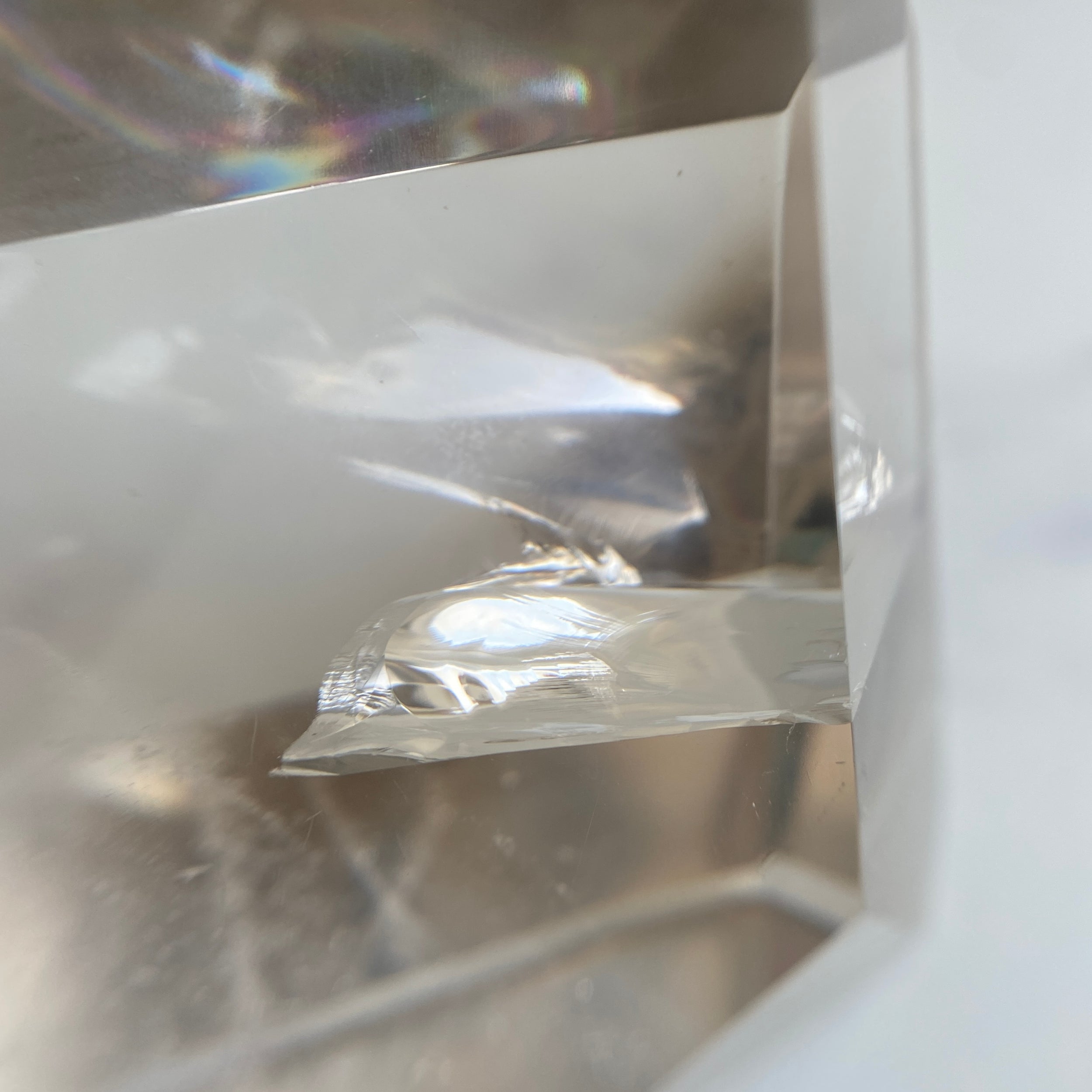 heller klarer Rauchquarz Turm mit Phantom und Regenbögen