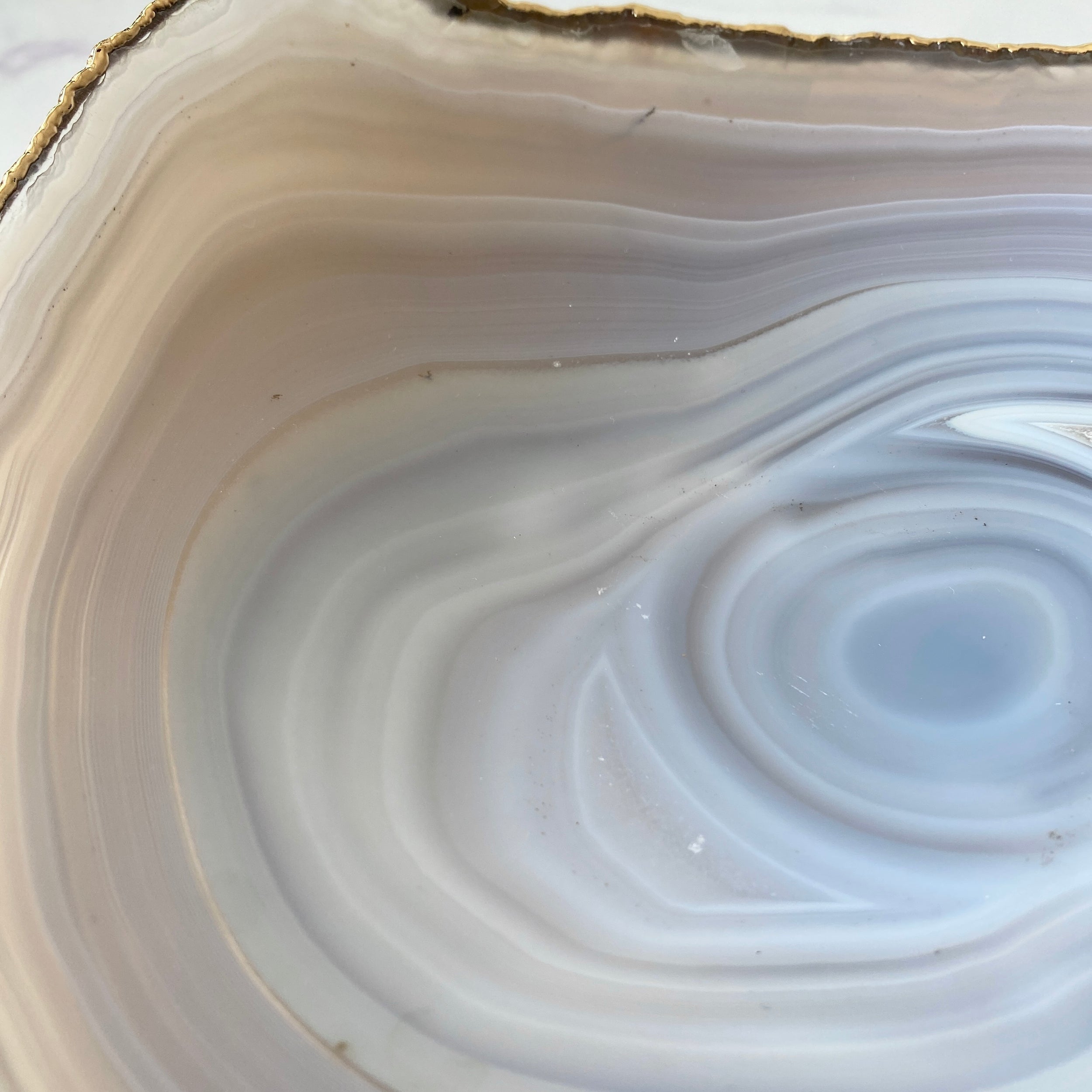 blaue gebänderte Schale mit Goldverzierung