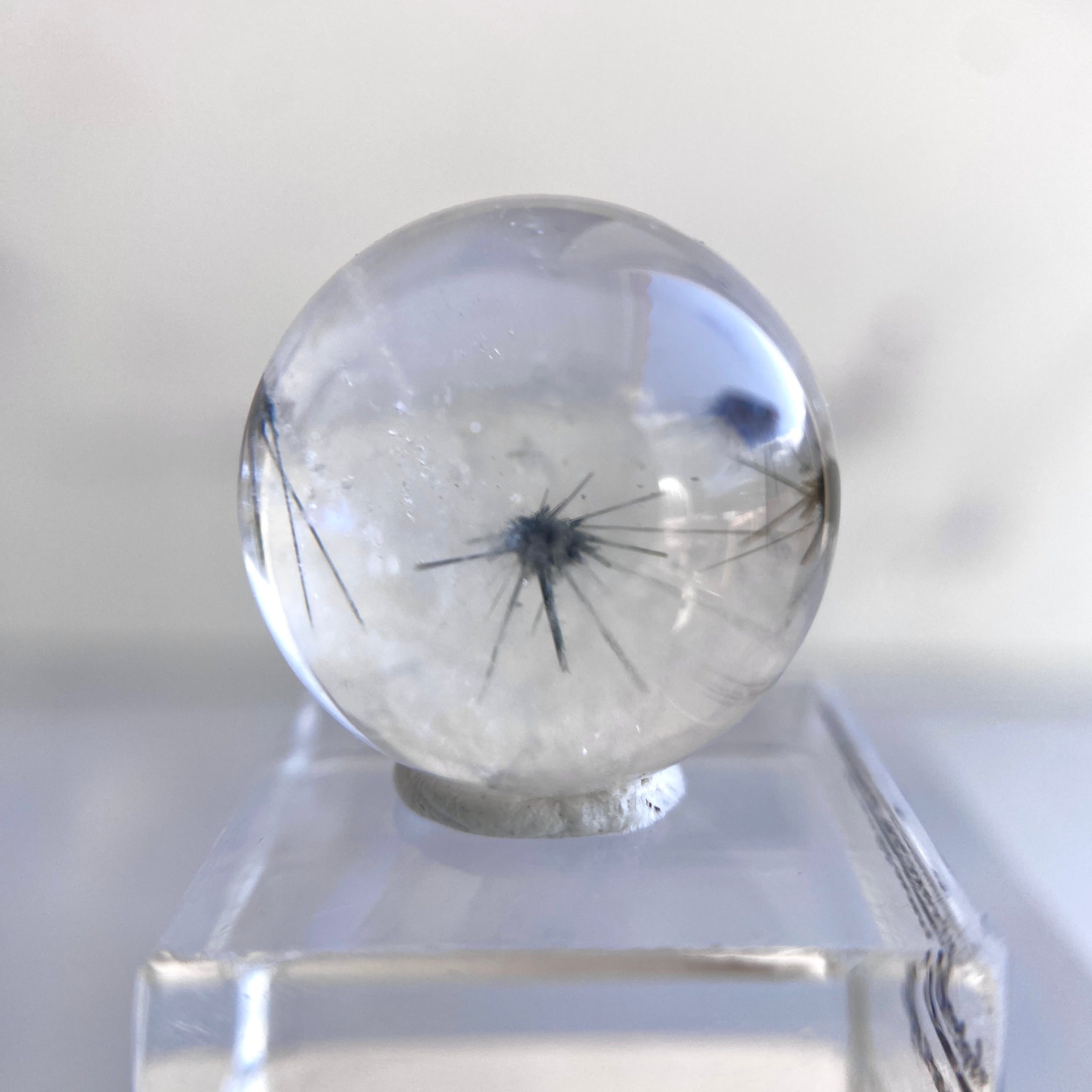 Bergkristallkugel mit Hollandit