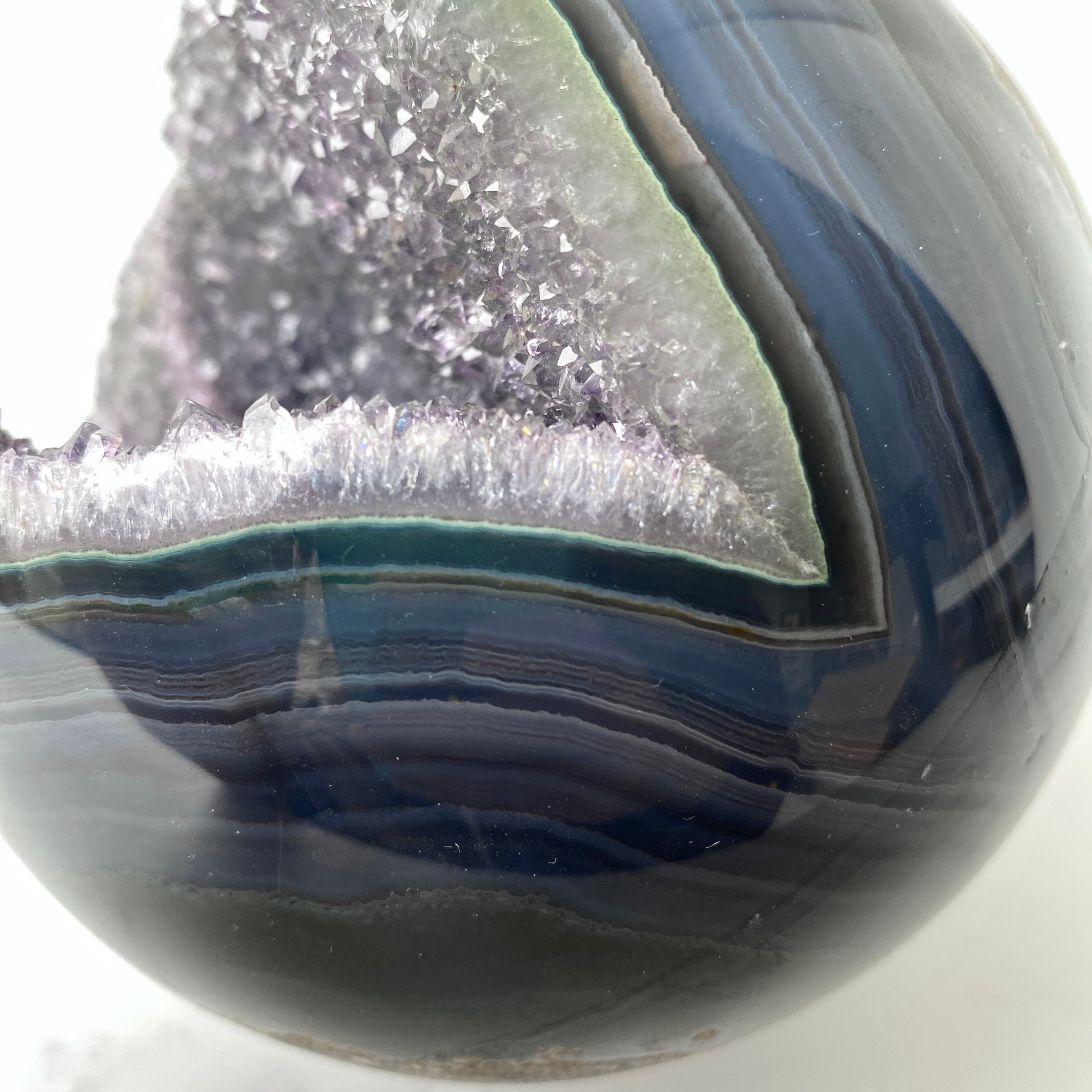 Druzy Amethyst Kugel 13 cm groß mit gebändertem Achat