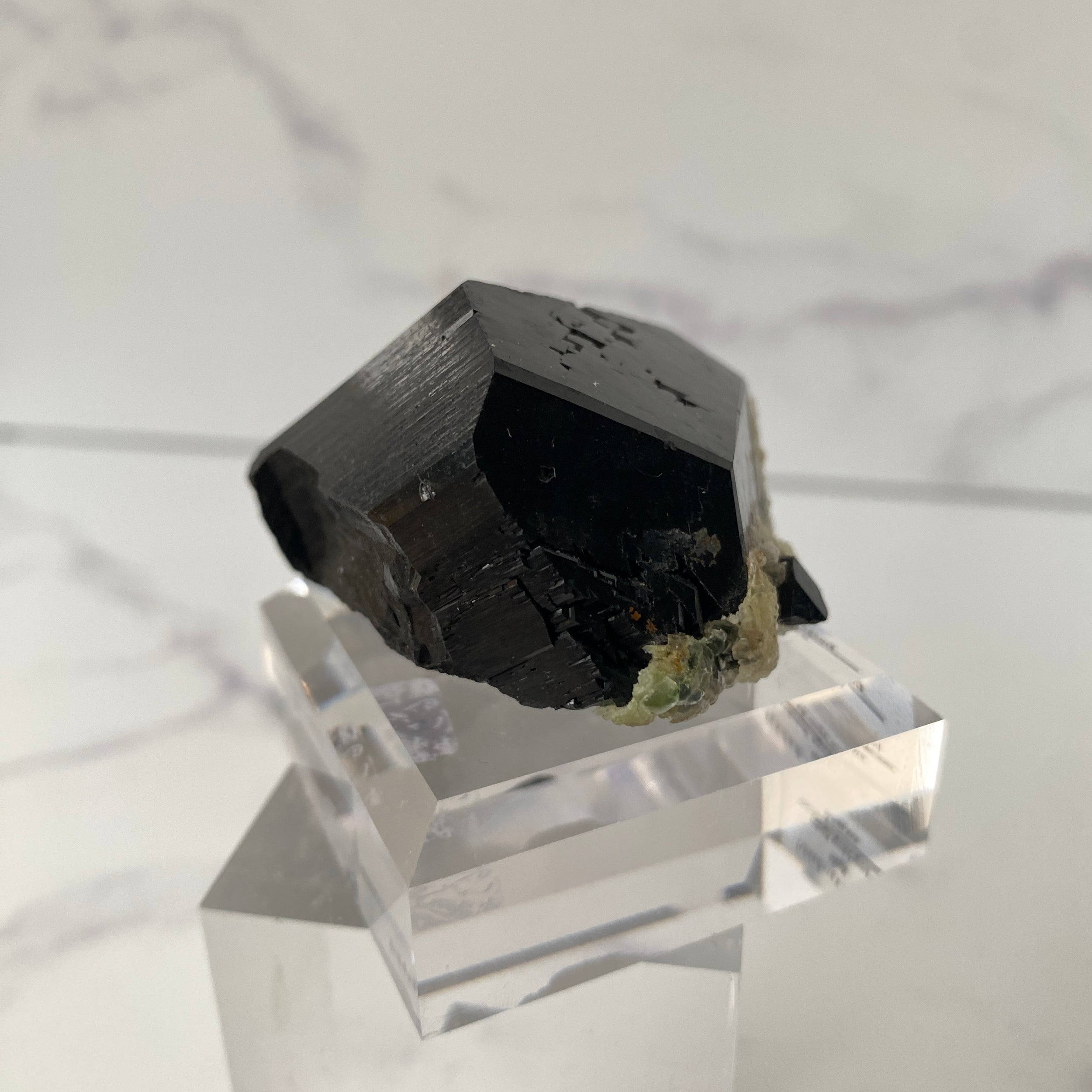 Turmalin (Schörl) mit uv-reaktivem Hyalit