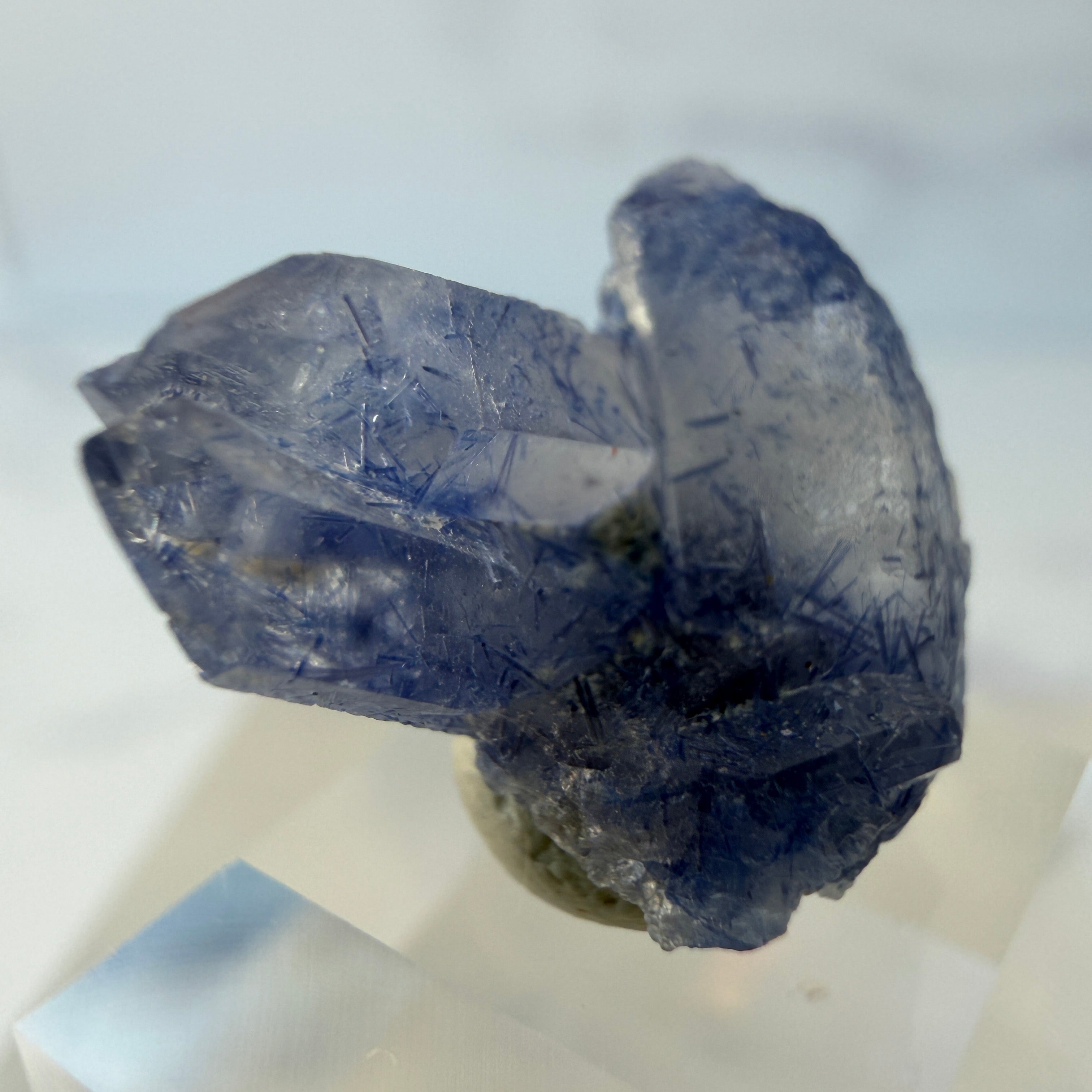 Dumortierit in Quarz, Dumortieritquarz Cluster, Einzelstück