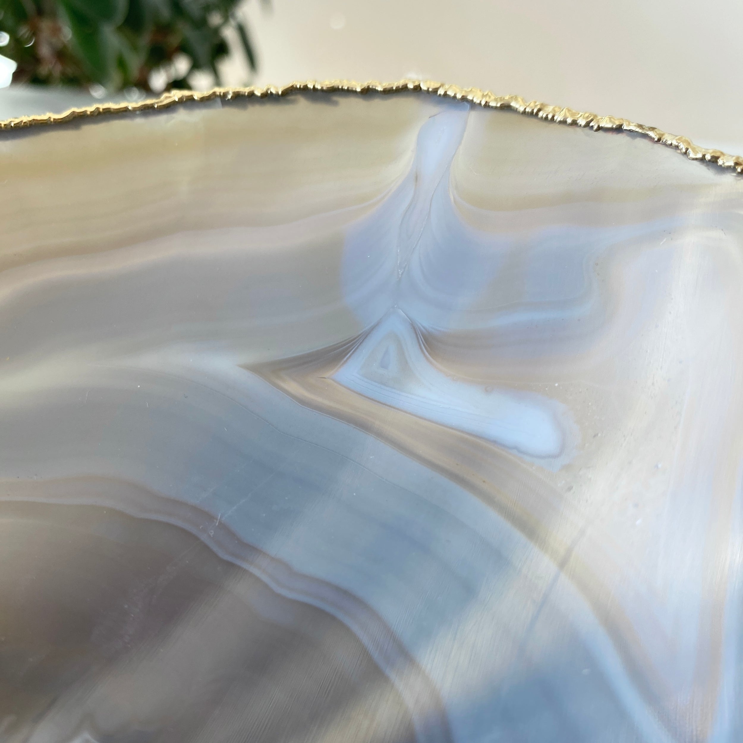 Steinschale mit Goldrand