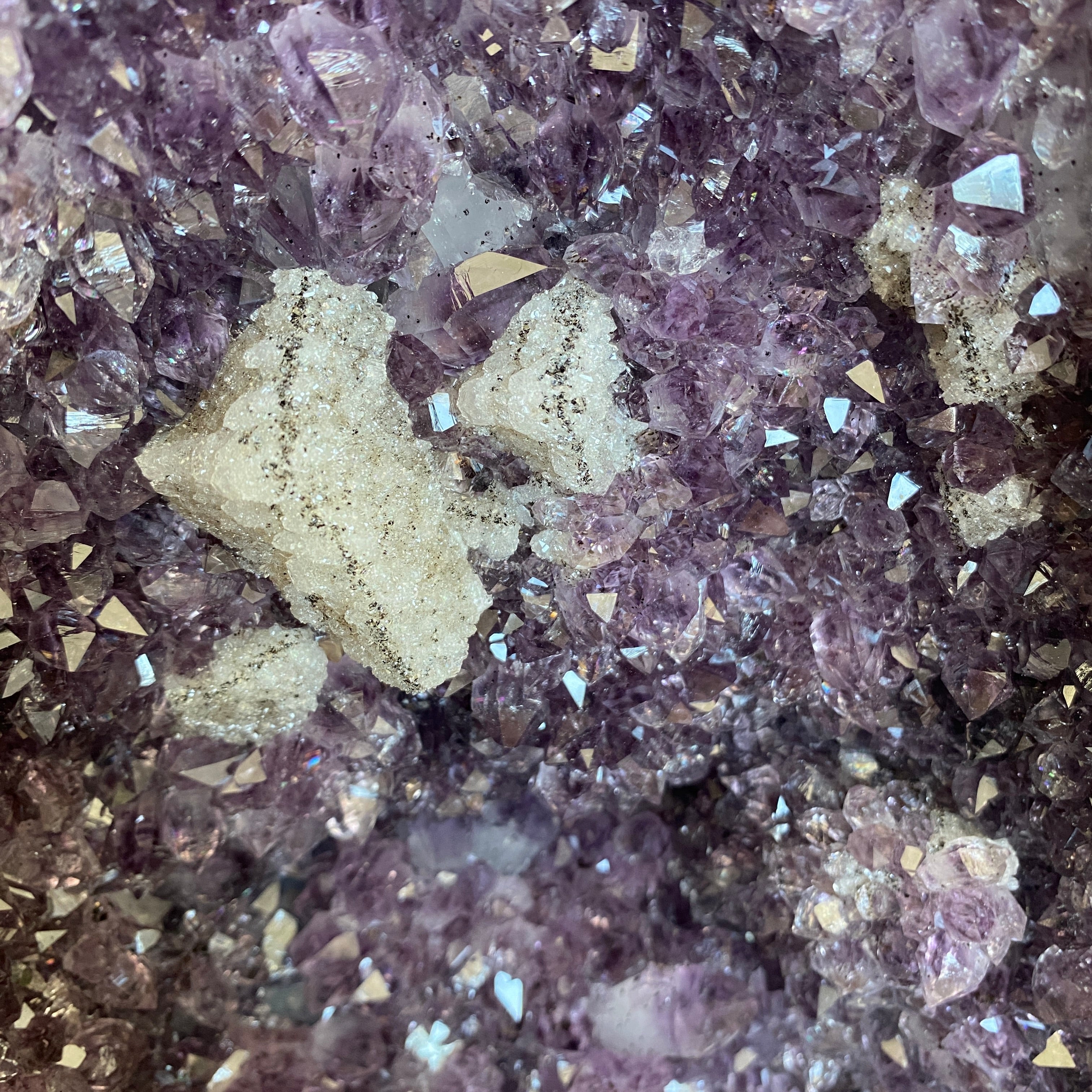 Amethyst Druse Cathedral mit Calcit