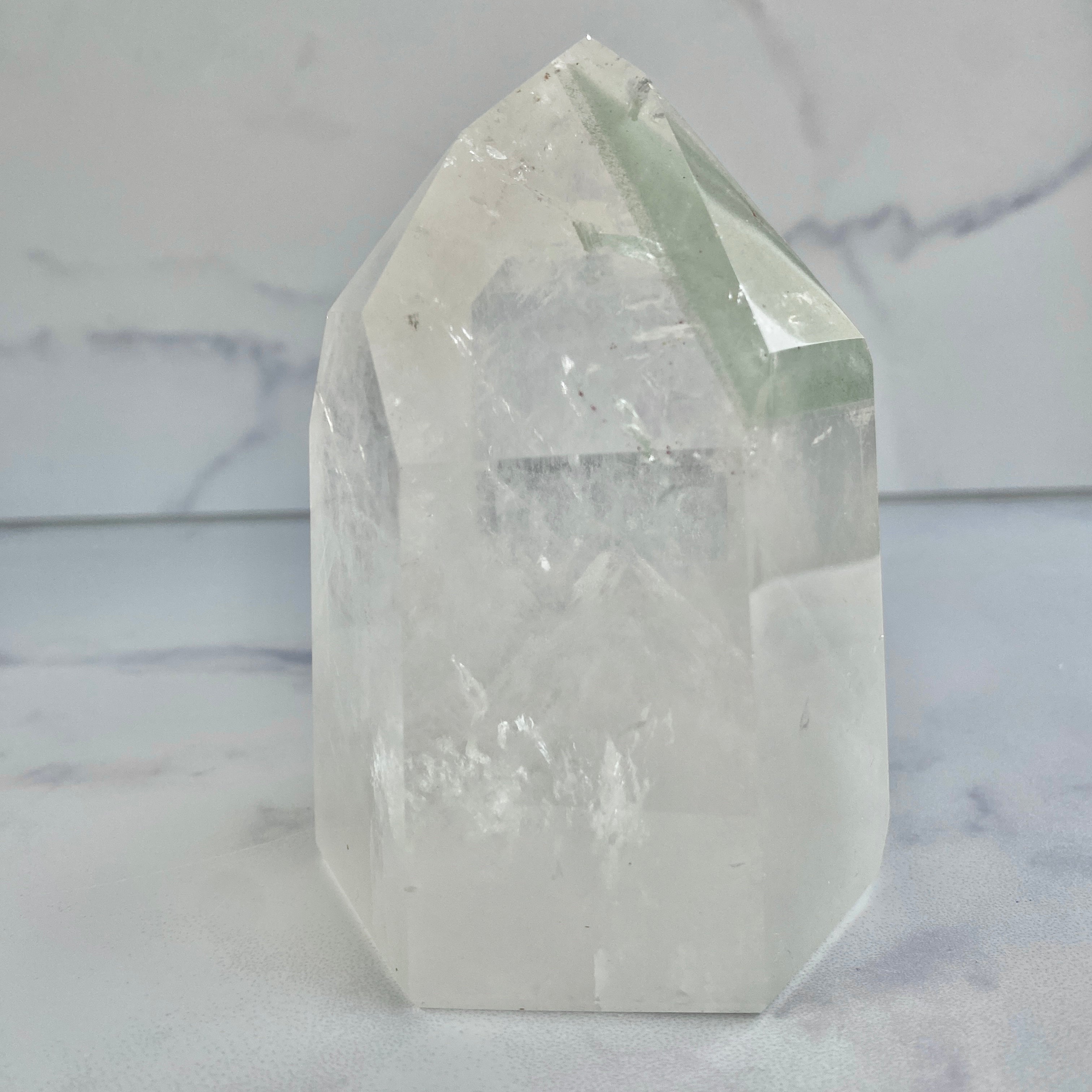 Bergkristall Turm mit grünen Chloritphantomen