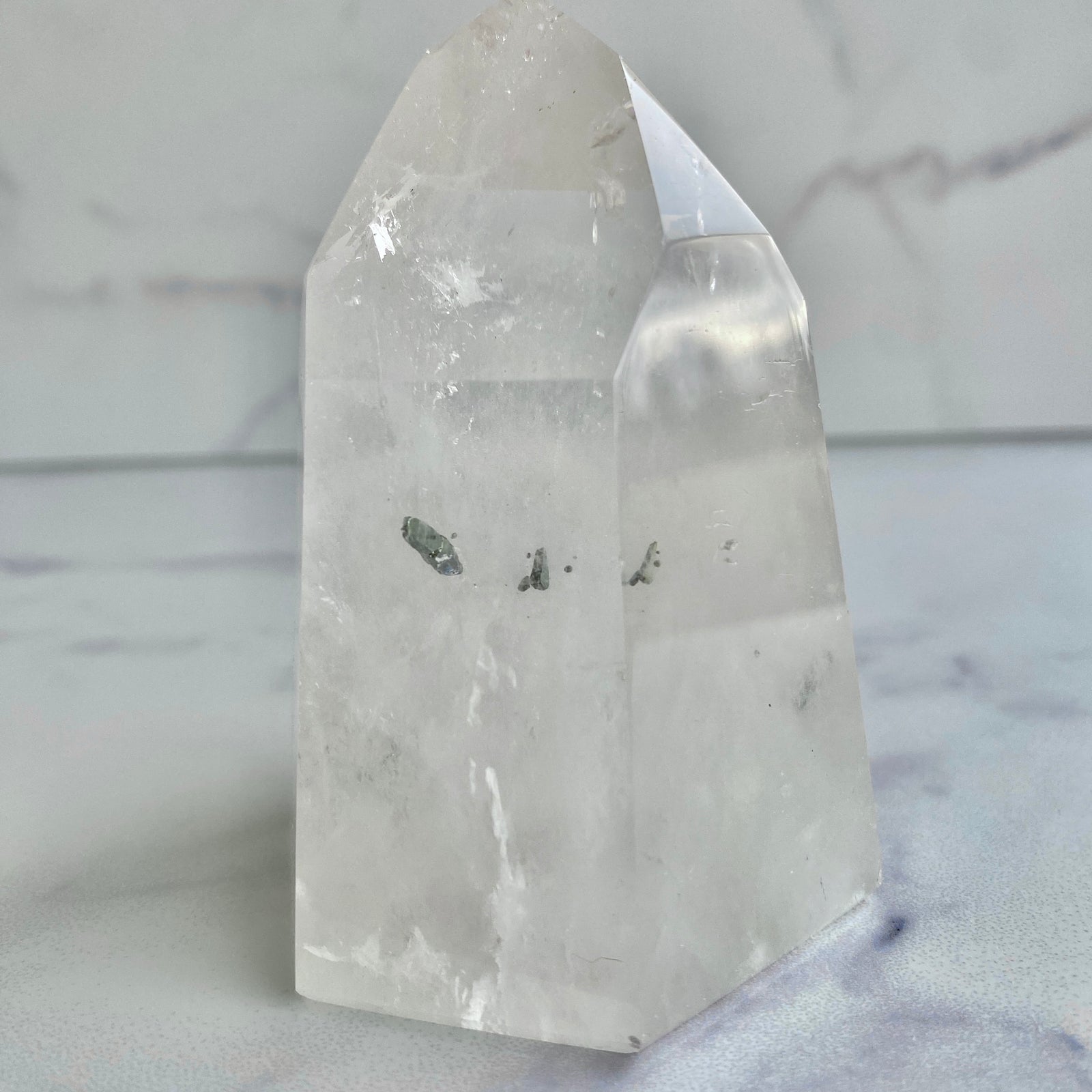 Pyrit in Bergkristall, Pyriteinschluss in Quarz