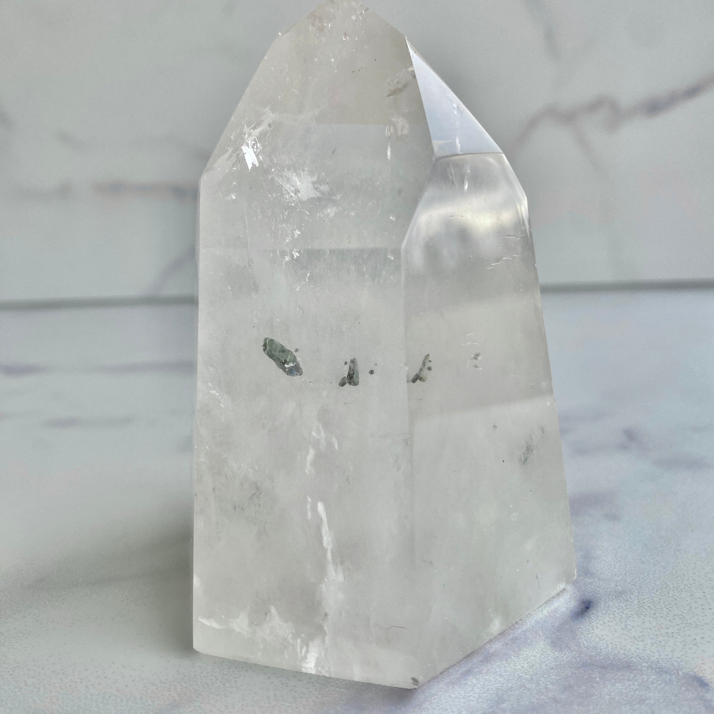 Pyrit in Bergkristall, Pyriteinschluss in Quarz