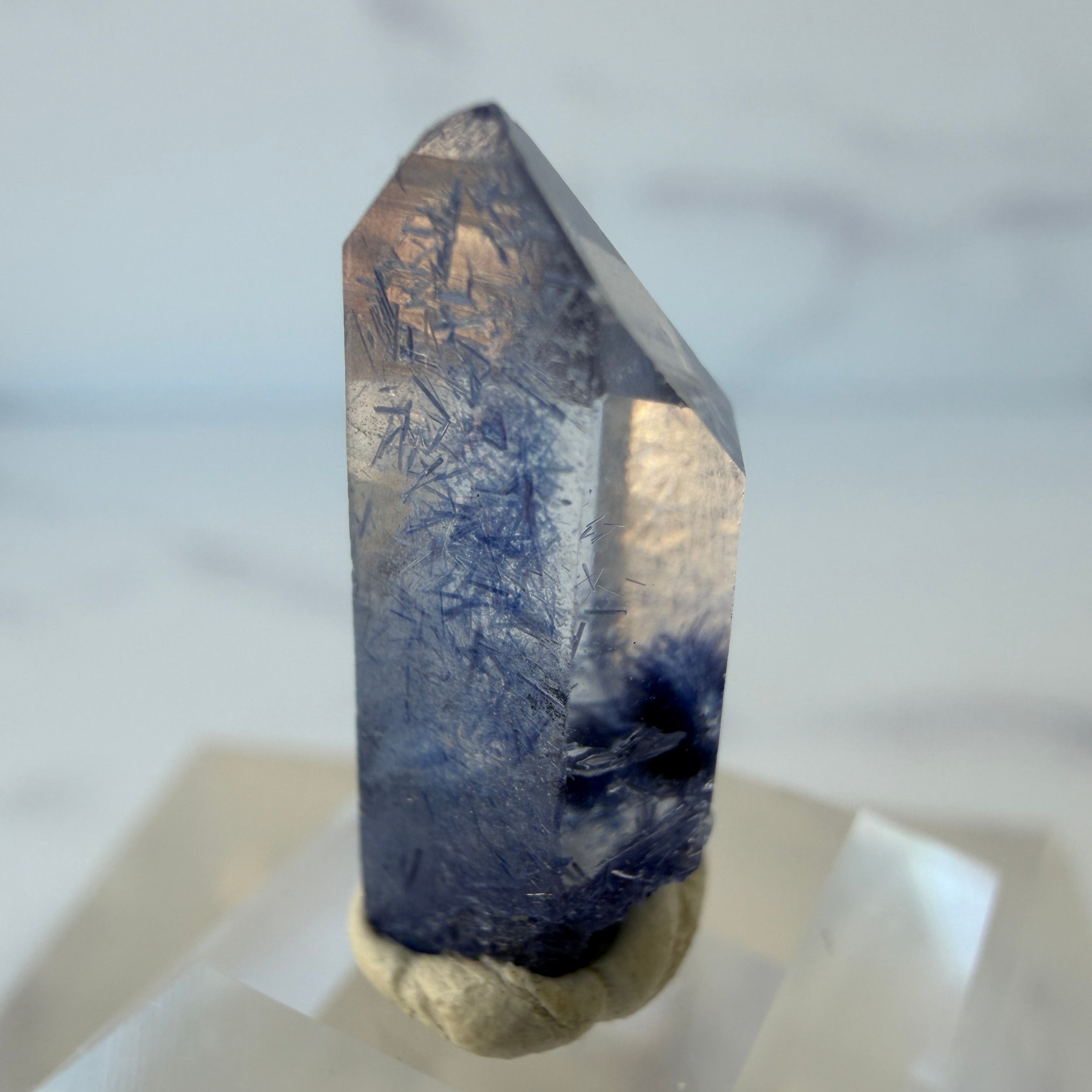 Dumortierit in Quarz, Dumortieritquarz Spitze, Einzelstück